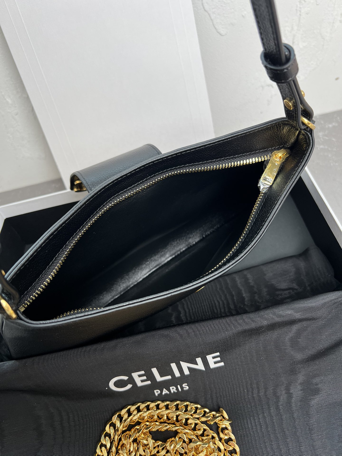 [TOP] CELINE Smooth Calfskin Handbag 31X15X2CM - Black&GHW
