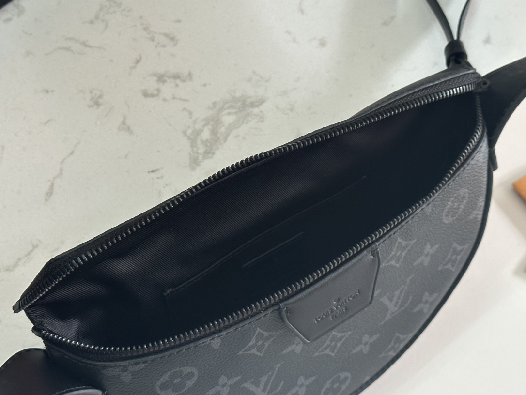 [TOP] Louis Vuitton LV Men's Monogram Eclipse Leather Crossbody Bag - 24.5x16x4.5CM - Black
