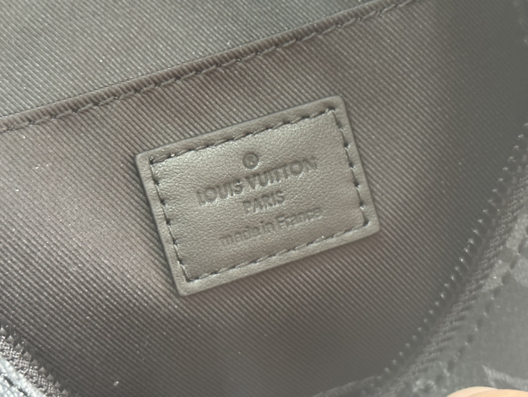 [TOP] Louis Vuitton LV Men's Monogram Eclipse Leather Crossbody Bag - 24.5x16x4.5CM - Black