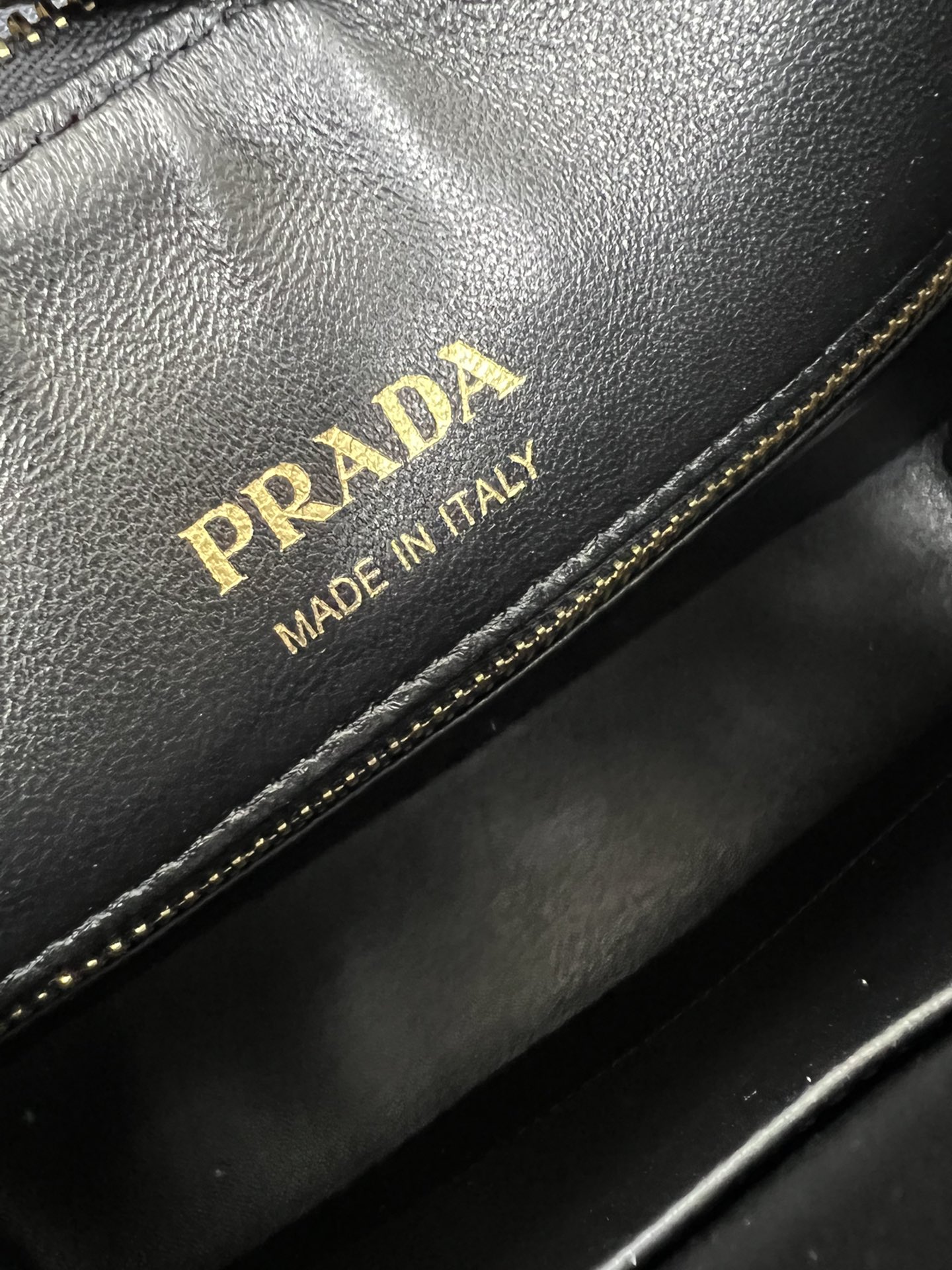 [Top] PRADA Deer Skin Texture Calfskin Crossbody Bags 24x18x6cm/32x25.5x7.5cm - Black