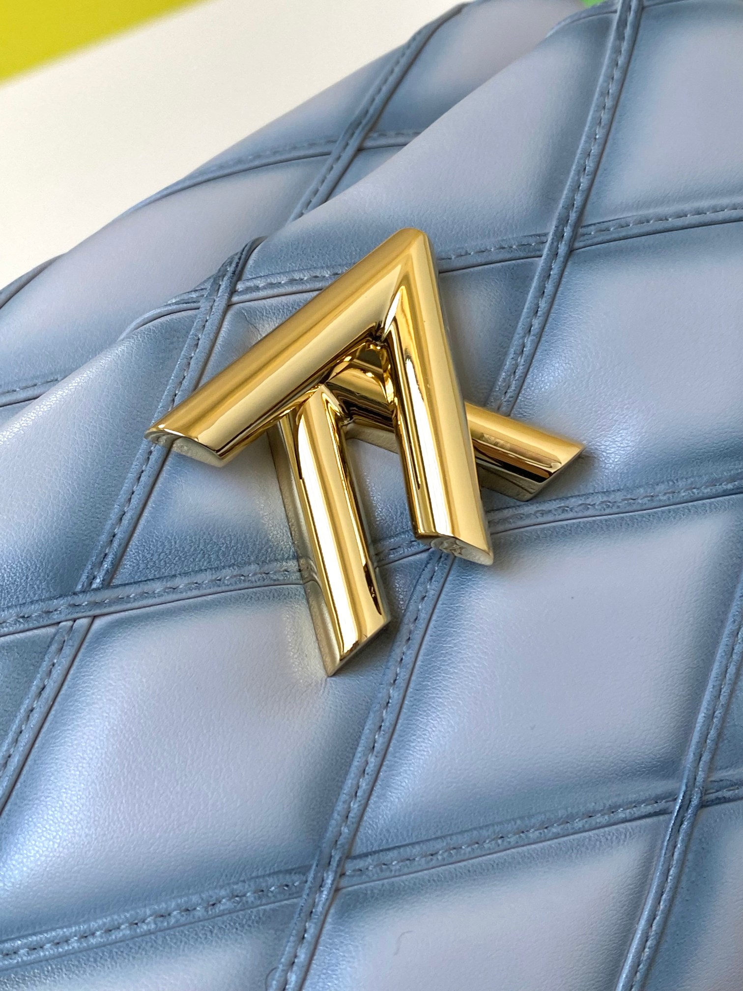 [TOP] Louis Vuitton LV Sheep Leather Twist MM Bag - 23x16x10CM - Blue