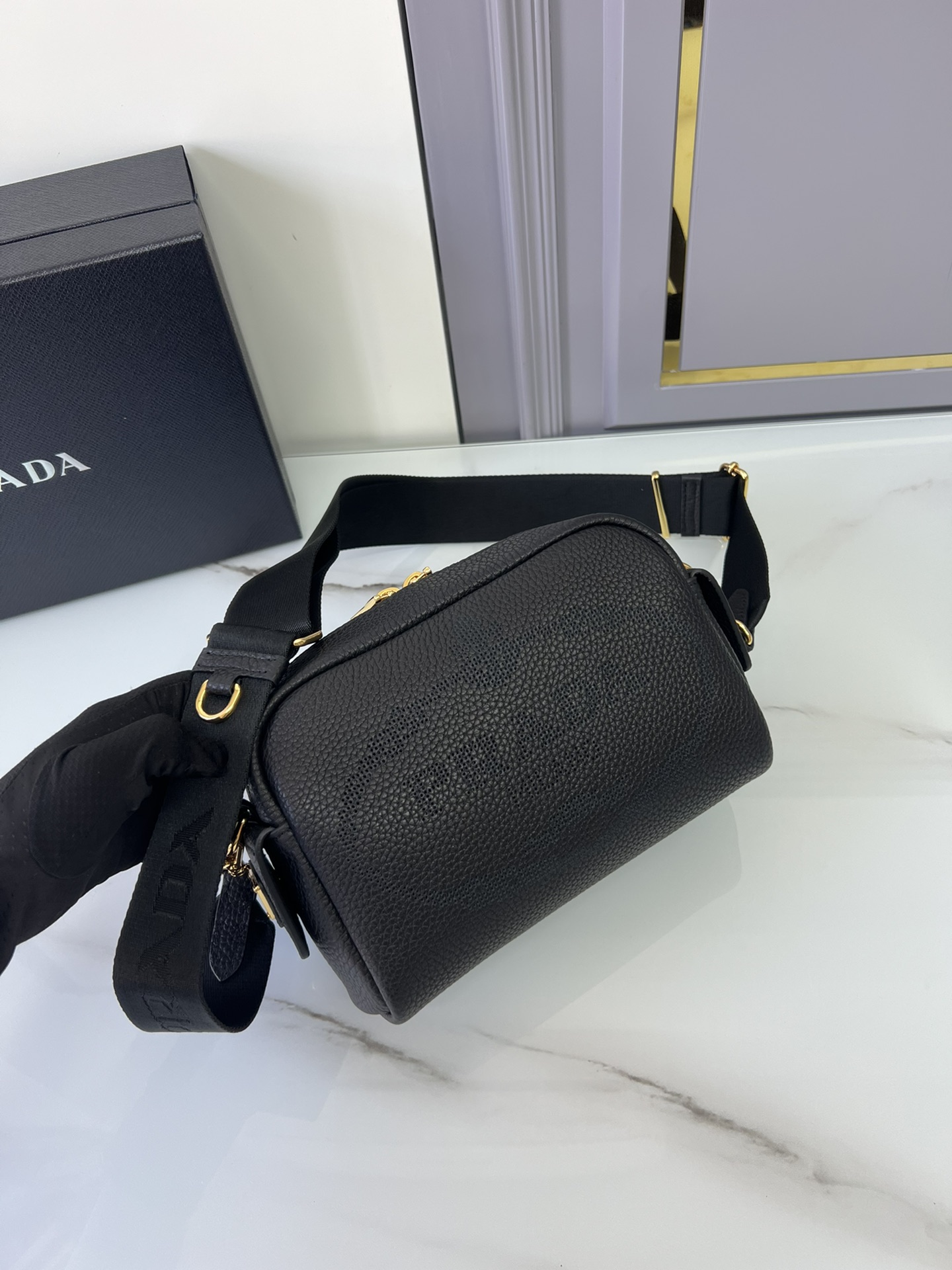 [TOP] PRADA Calfskin Carved Logo Crossbody Bags 20.5x13x8.5cm - 3 Colors