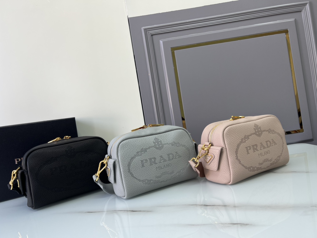 [TOP] PRADA Calfskin Carved Logo Crossbody Bags 20.5x13x8.5cm - 3 Colors