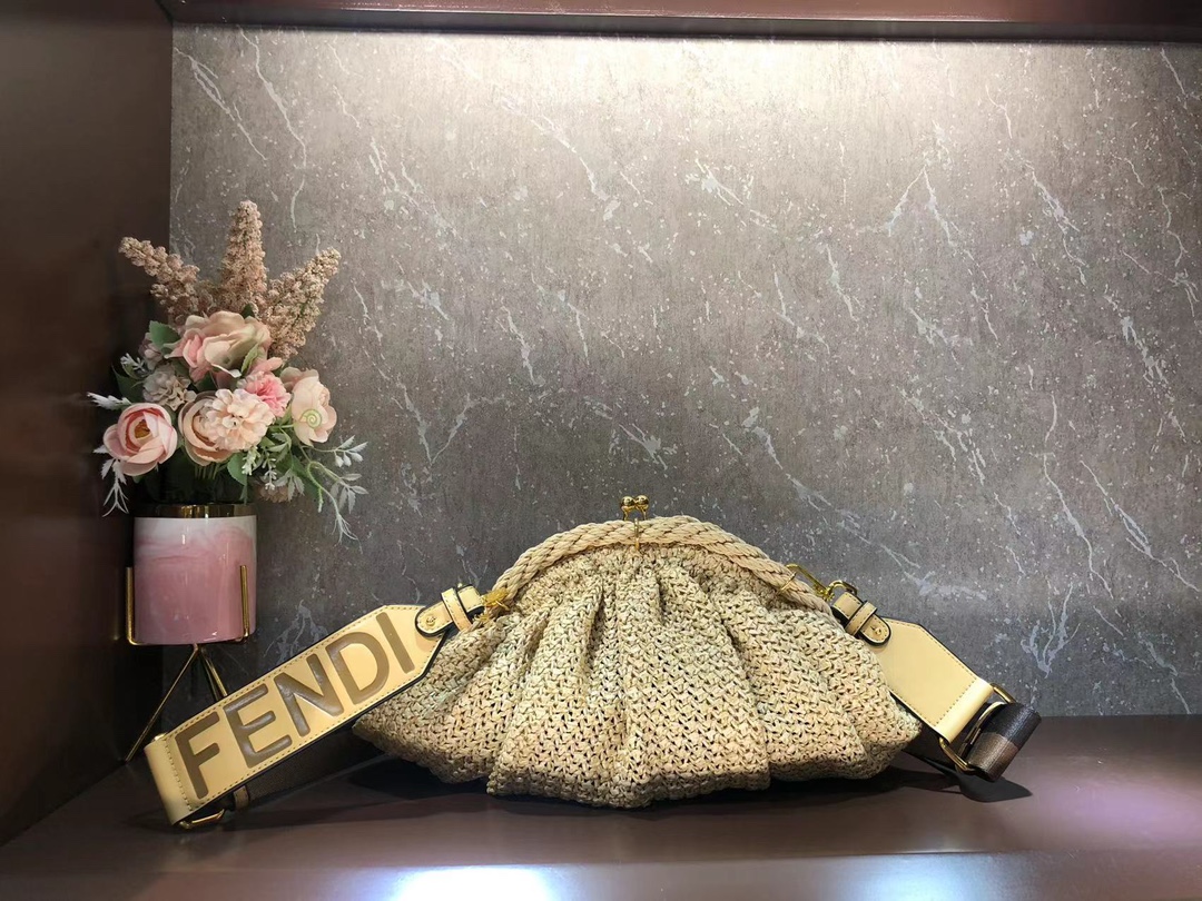 [TOP] FENDI Handwoven Cloud Bags Using Traditional Crochet Techniques 42×21×15cm - Beige