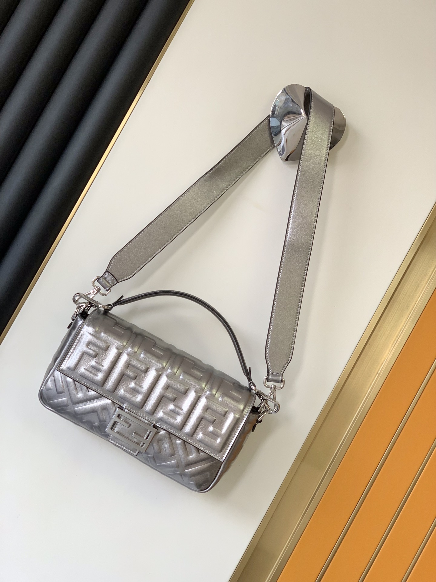 [TOP] FENDI FENDI Leather Baguette Bags 26-5-15cm - Gold/Silver