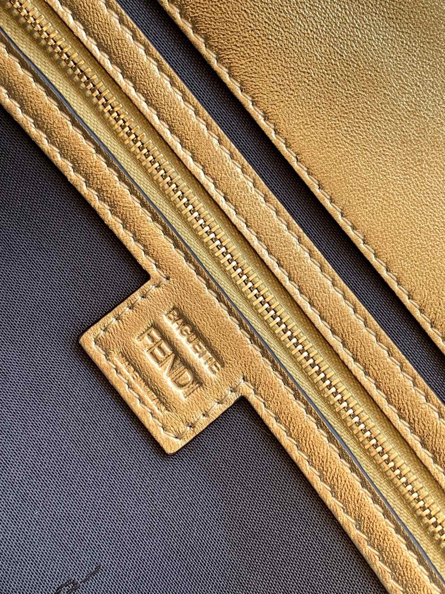 [TOP] FENDI FENDI Leather Baguette Bags 26-5-15cm - Gold/Silver