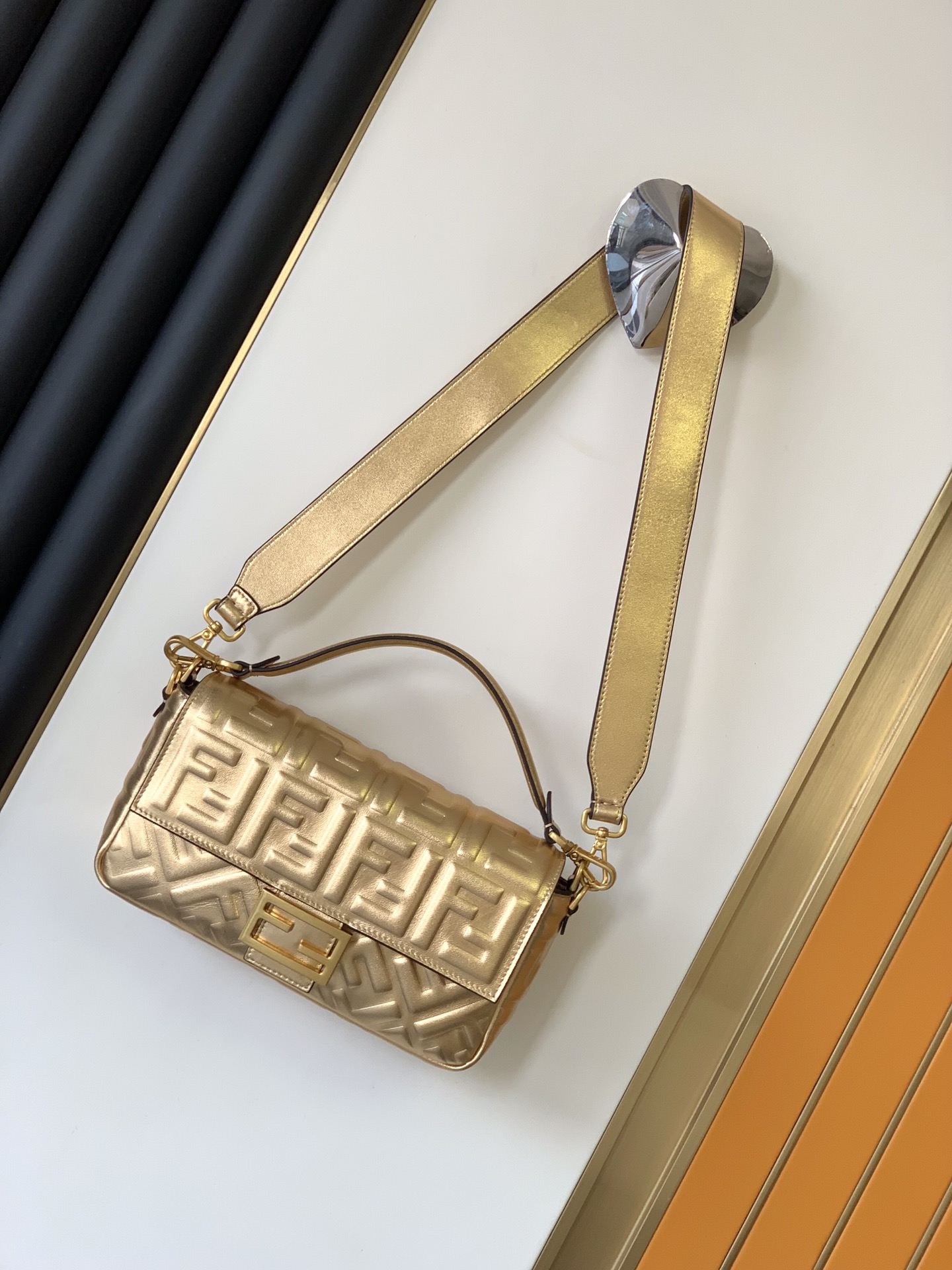 [TOP] FENDI FENDI Leather Baguette Bags 26-5-15cm - Gold/Silver