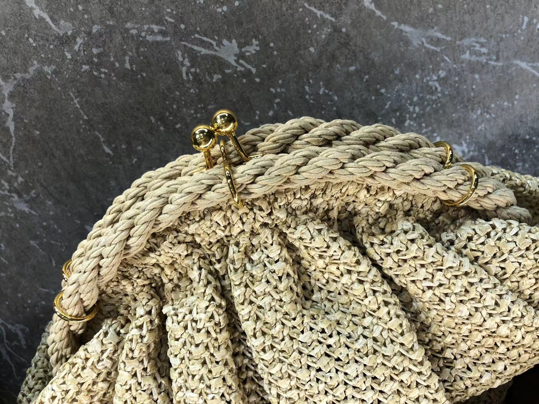[TOP] FENDI Handwoven Cloud Bags Using Traditional Crochet Techniques 42×21×15cm - Beige