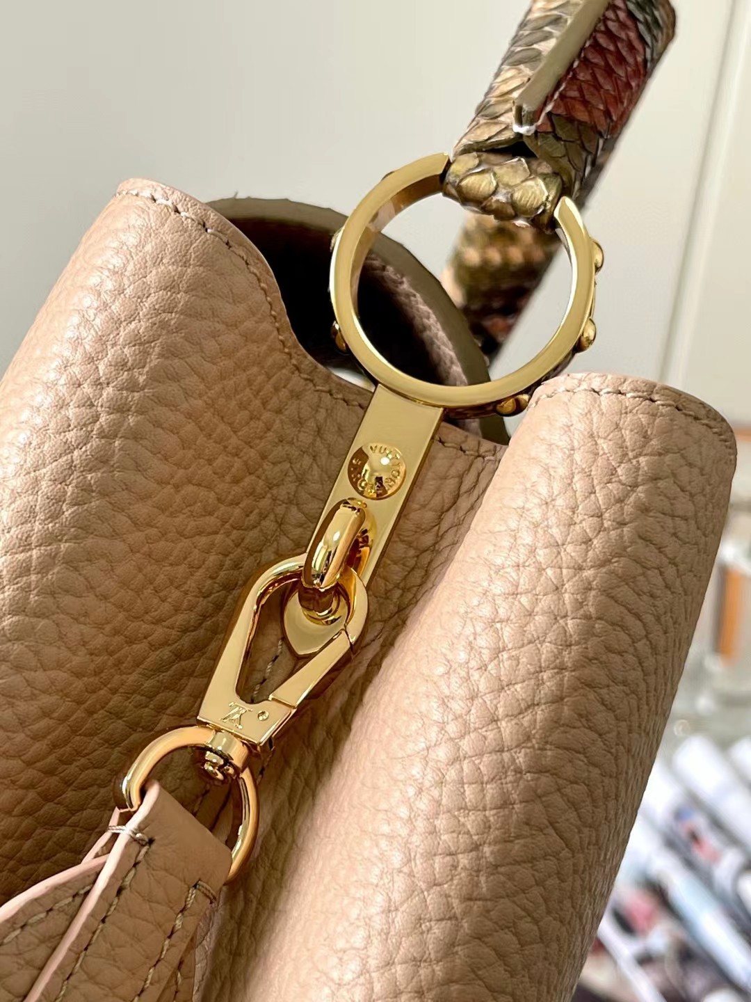 [TOP] Louis Vuitton LV Capucines Python Gold Buckle Bag 27 x 18 x 9cm- Beige