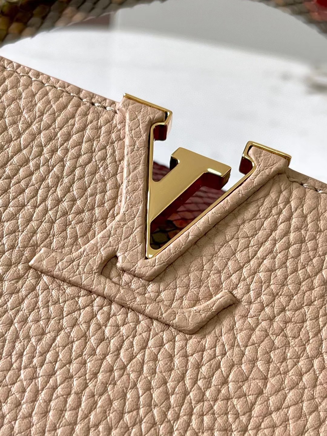 [TOP] Louis Vuitton LV Capucines Python Gold Buckle Bag 27 x 18 x 9cm- Beige