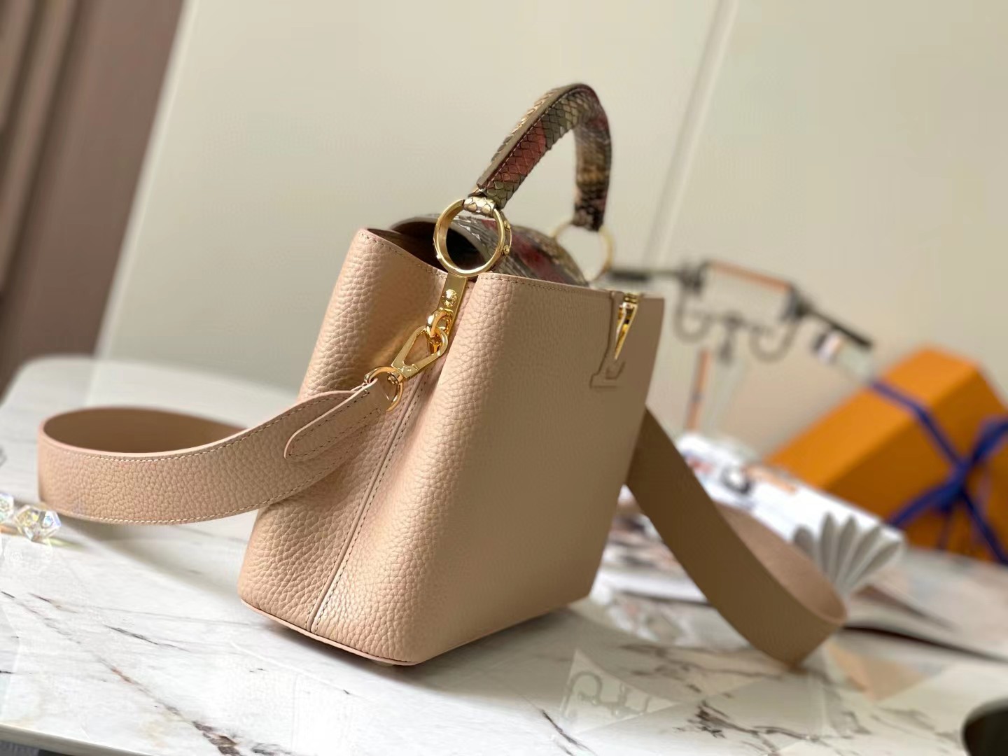 [TOP] Louis Vuitton LV Capucines Python Gold Buckle Bag 27 x 18 x 9cm- Beige