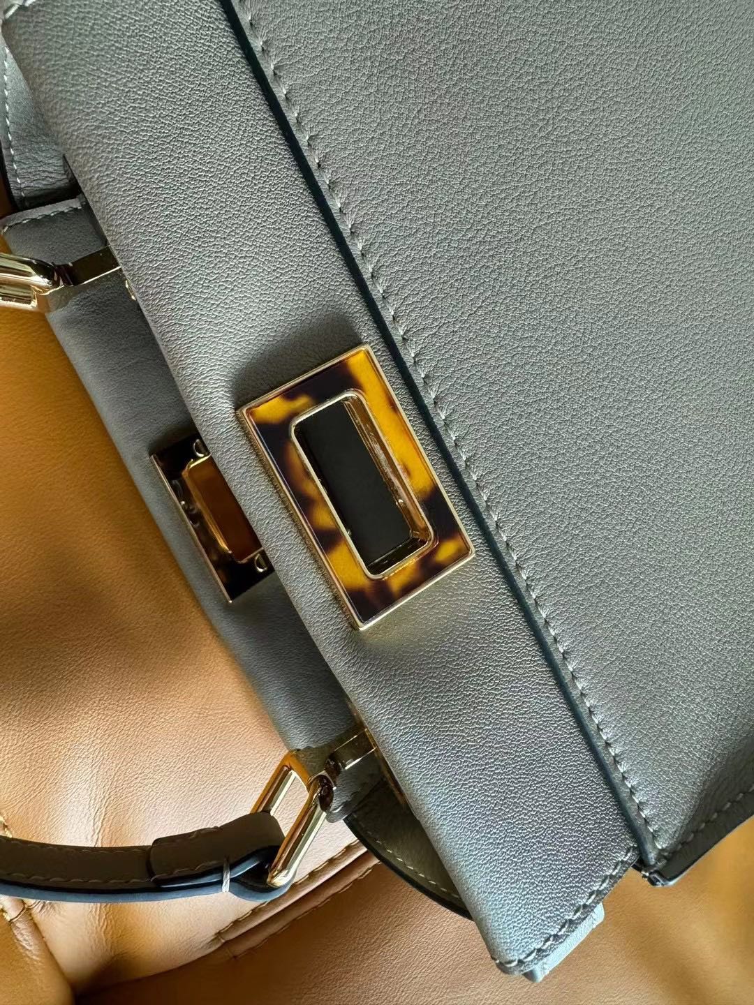 [TOP] FENDI Iconic Mini Peekaboo Handbag 23*18*11cm - Dove Grey