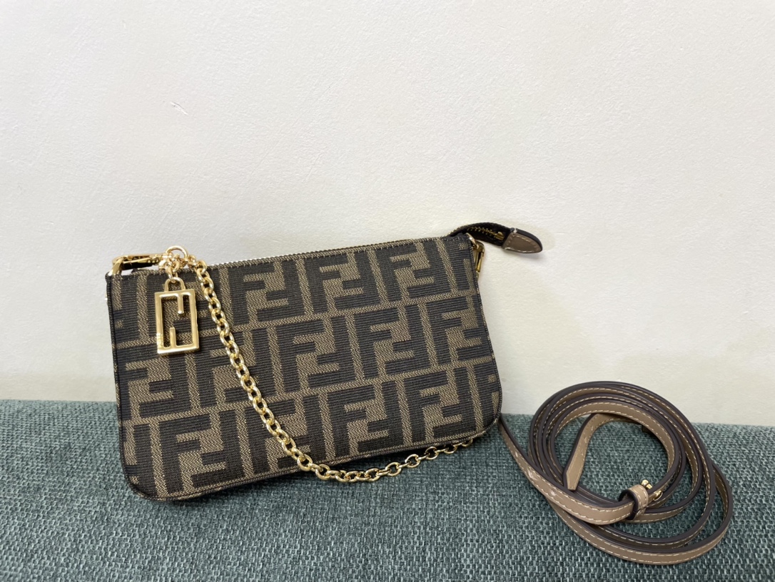 [TOP] FENDI Classic Mahjong Bag 20×3×13cm