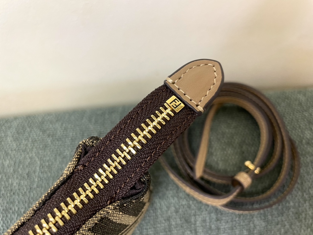 [TOP] FENDI Classic Mahjong Bag 20×3×13cm