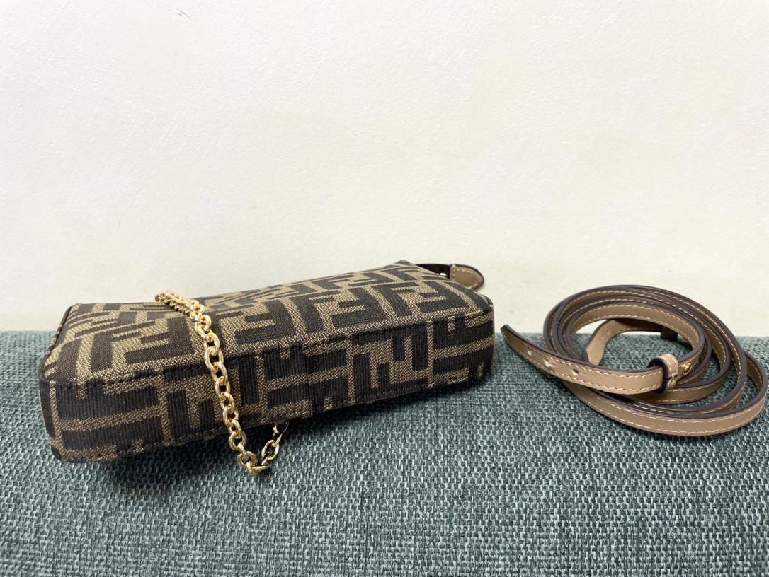 [TOP] FENDI Classic Mahjong Bag 20×3×13cm