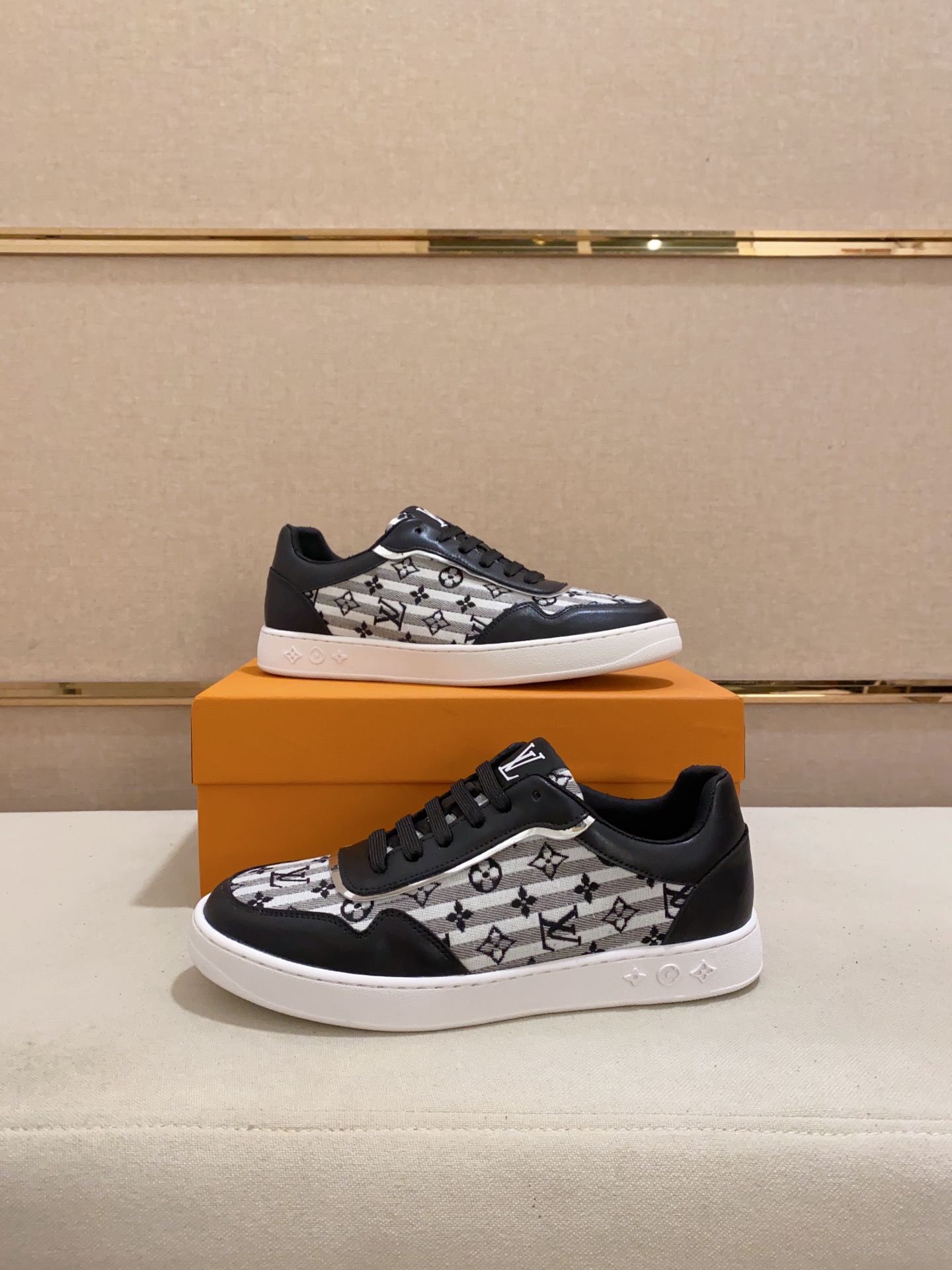 [TOP] Louis Vuitton LV Men's Calfskin Upper Casual Shoes - 3 Colors