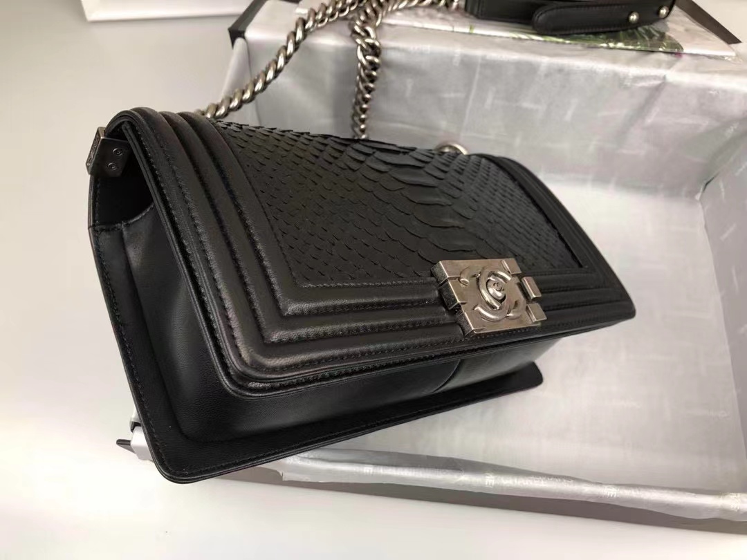 [TOP] CHANEL Le Boy Bag Python Small 20CM/25CM  - Black & SHW