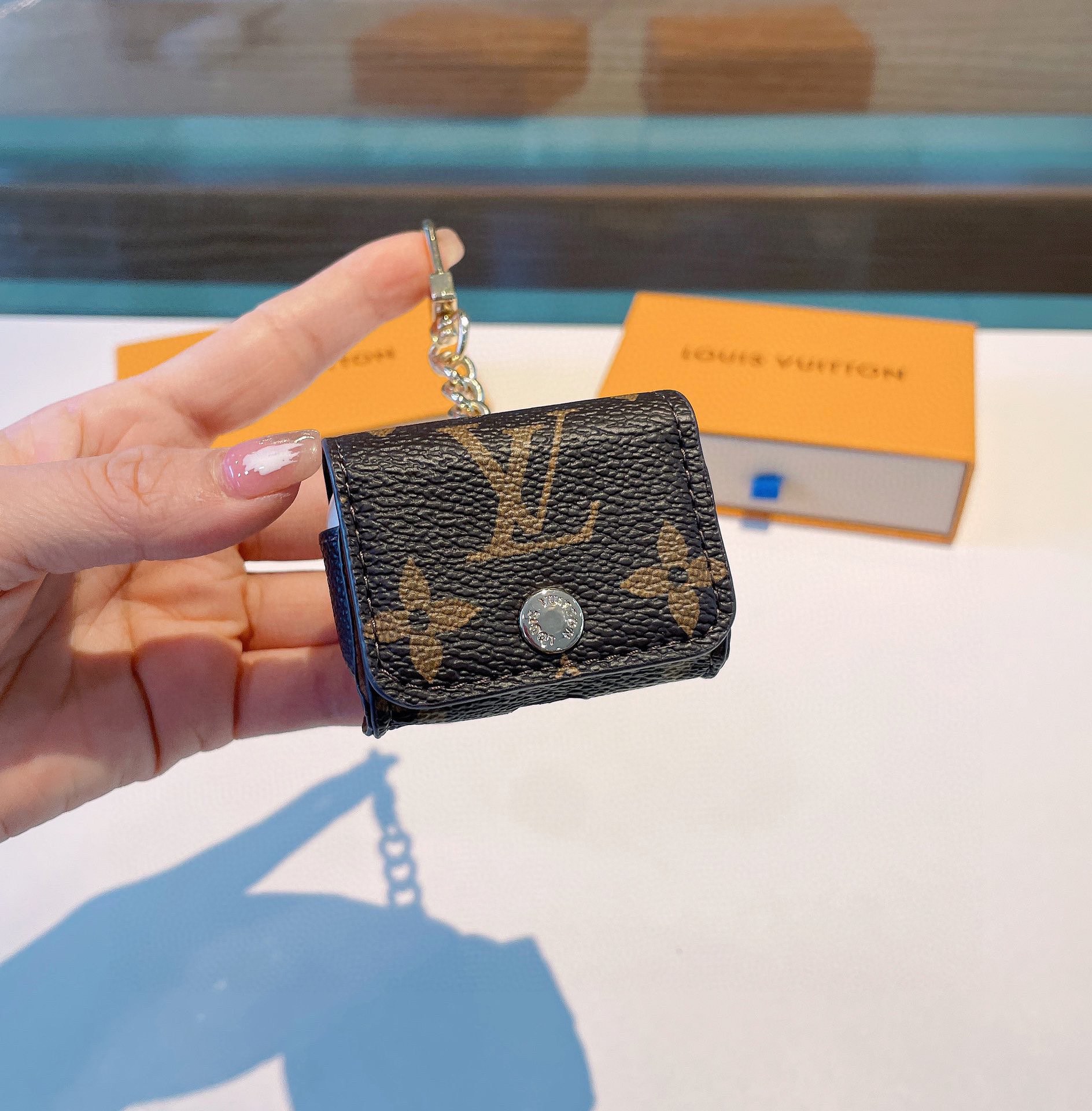 [TOP] Louis Vuitton LV Classic Monogram Leather Airpods Cases Keychain
