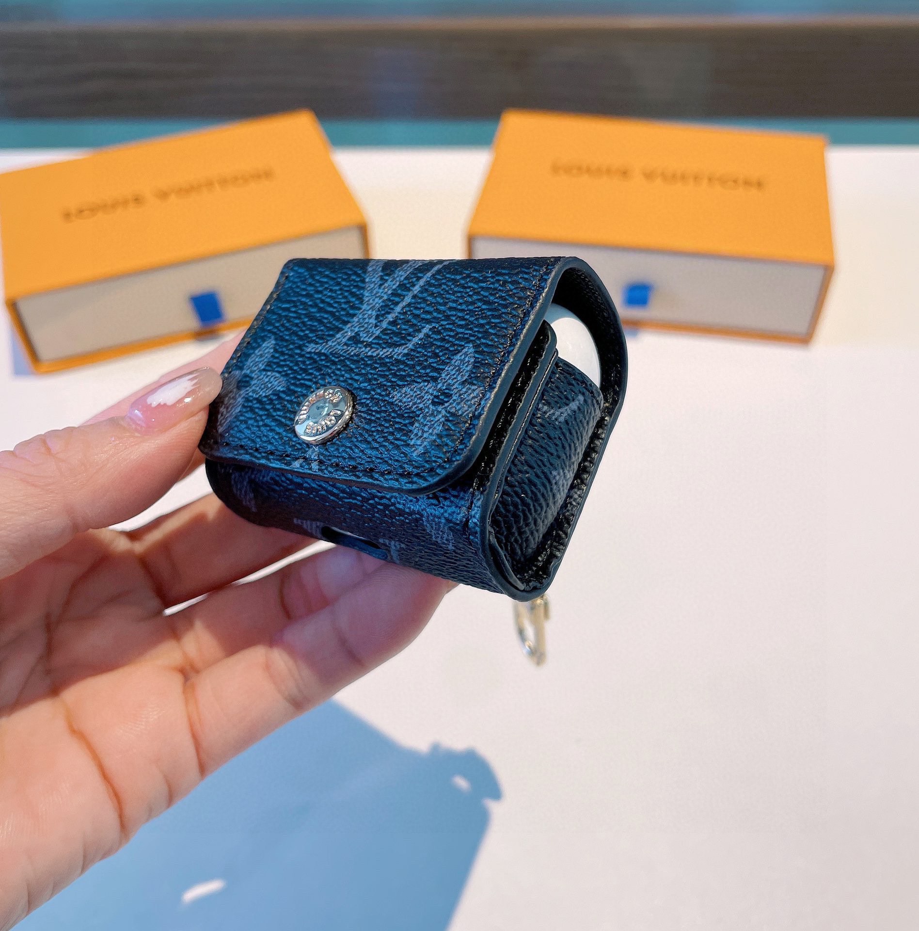 [TOP] Louis Vuitton LV Classic Monogram Leather Airpods Cases Keychain