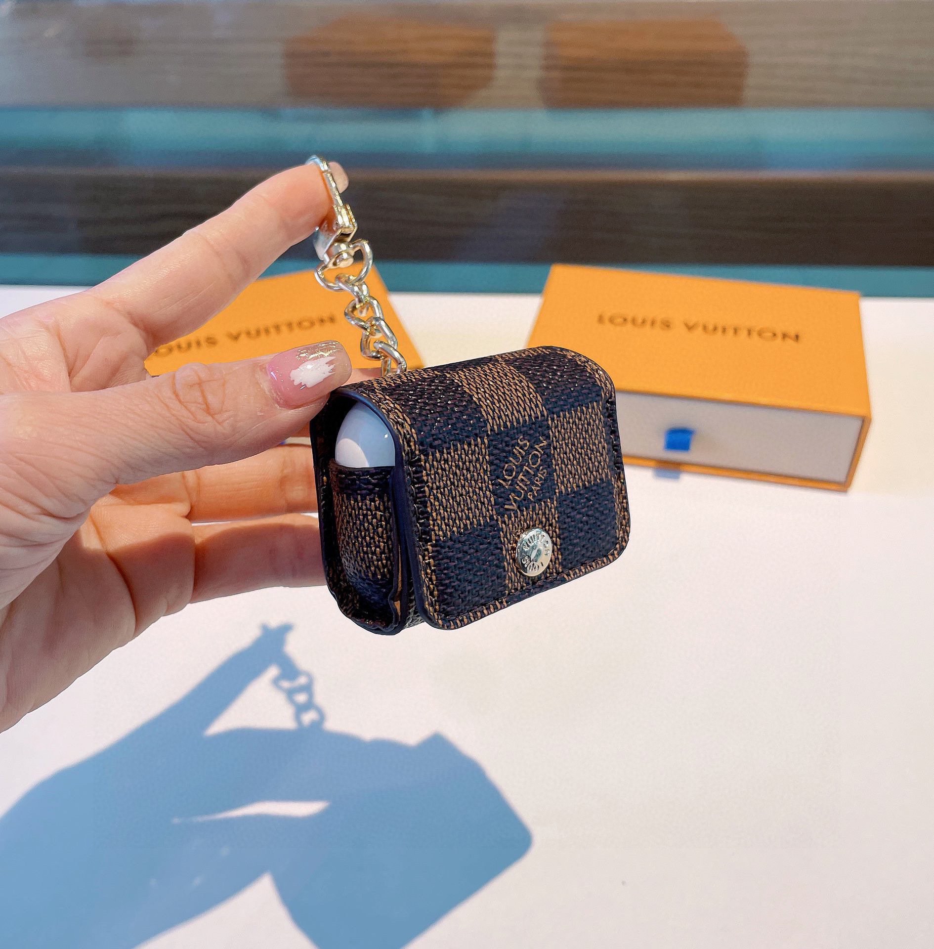[TOP] Louis Vuitton LV Classic Monogram Leather Airpods Cases Keychain
