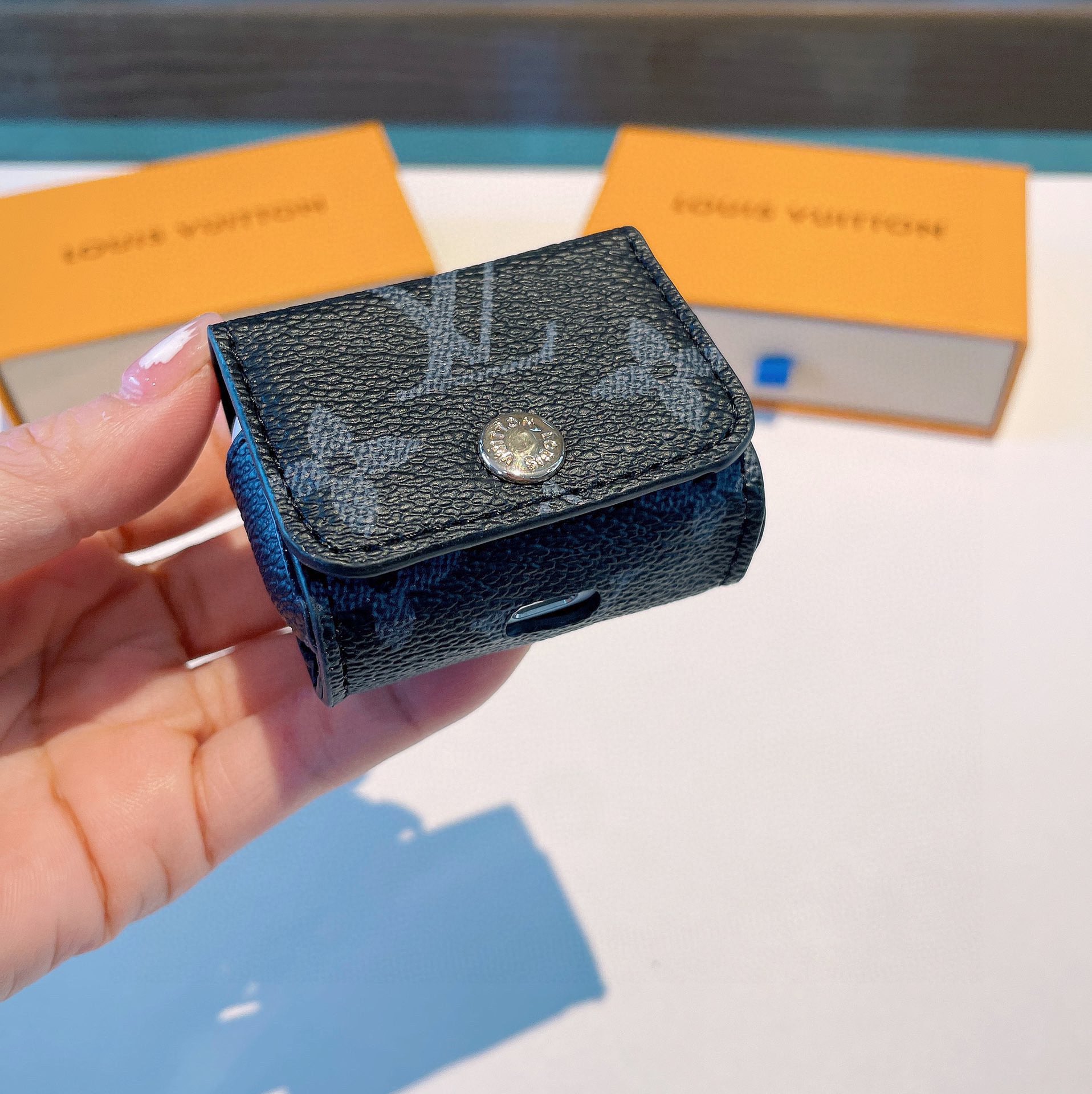 [TOP] Louis Vuitton LV Classic Monogram Leather Airpods Cases Keychain