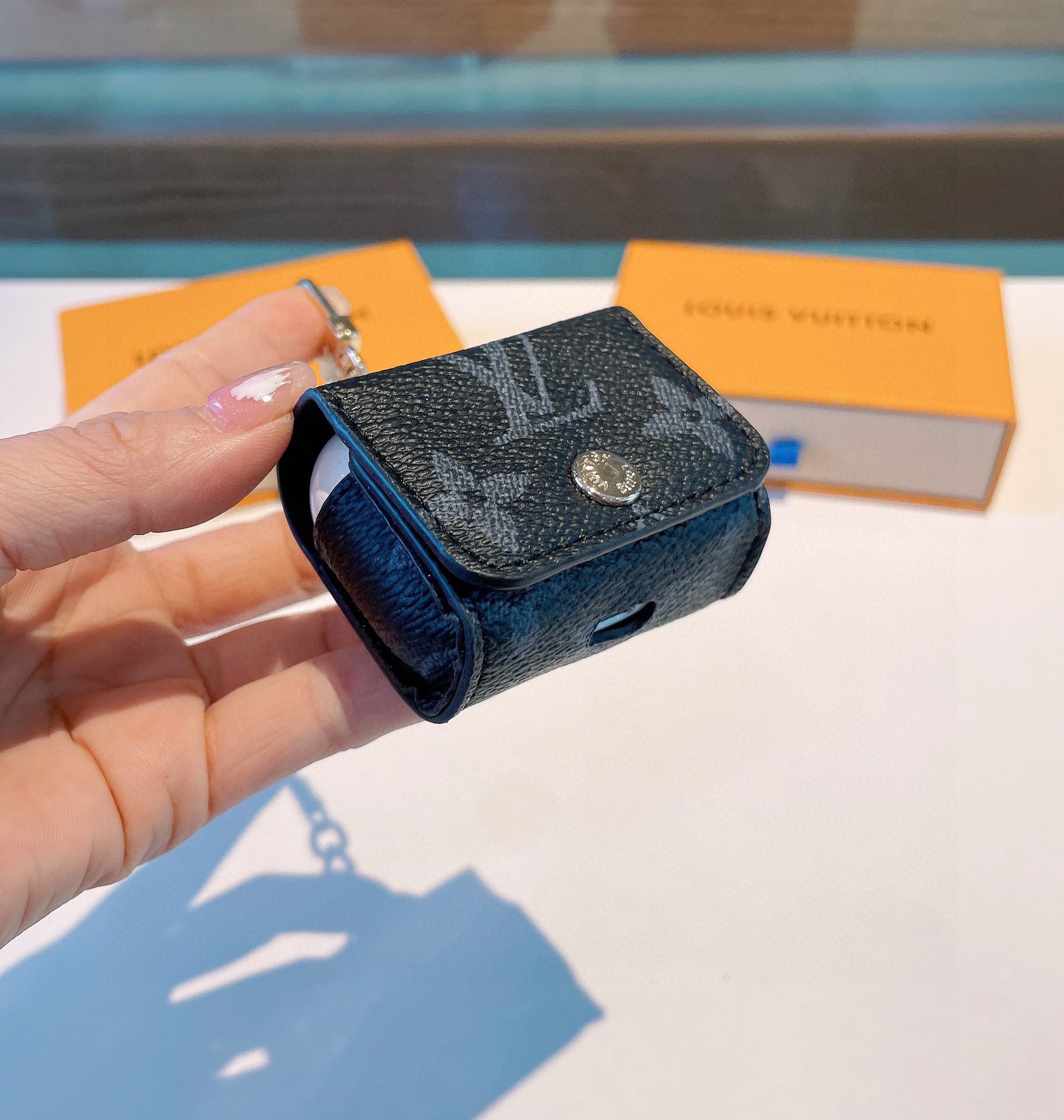 [TOP] Louis Vuitton LV Classic Monogram Leather Airpods Cases Keychain