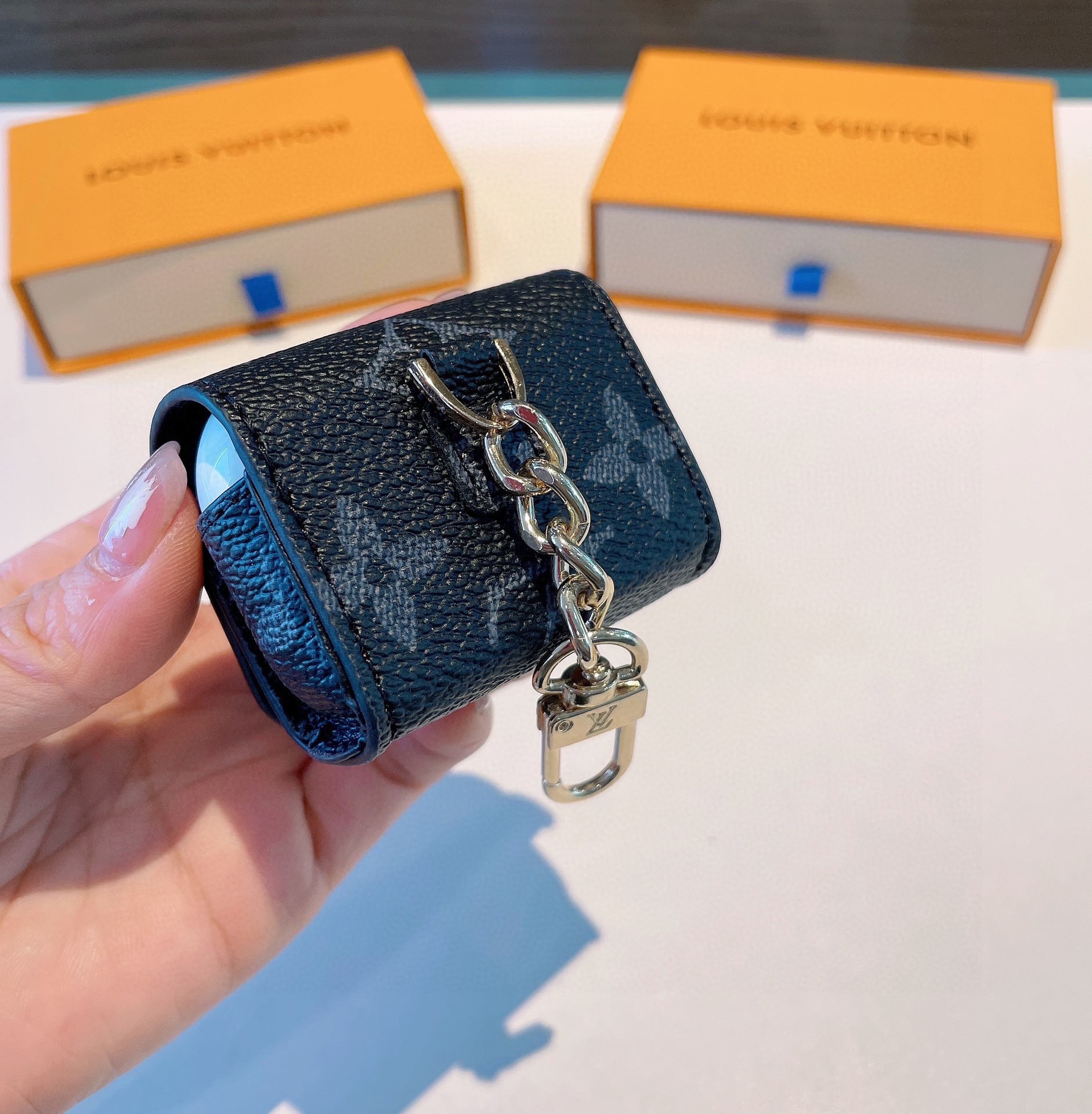 [TOP] Louis Vuitton LV Classic Monogram Leather Airpods Cases Keychain