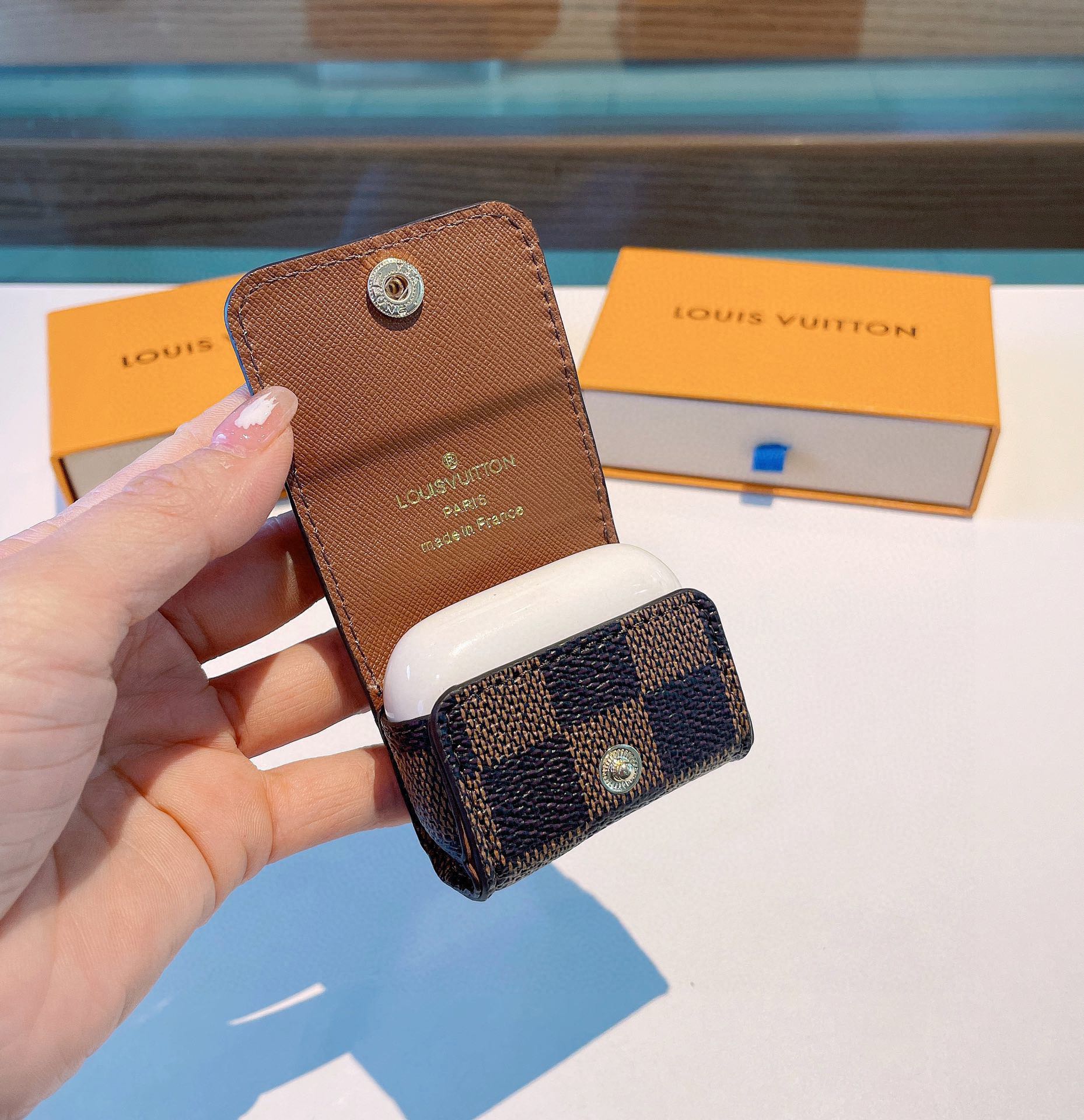 [TOP] Louis Vuitton LV Classic Monogram Leather Airpods Cases Keychain