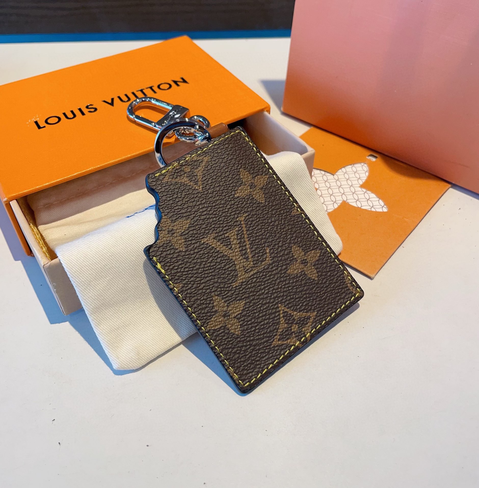 [TOP] Louis Vuitton LV Chocolate Keychain