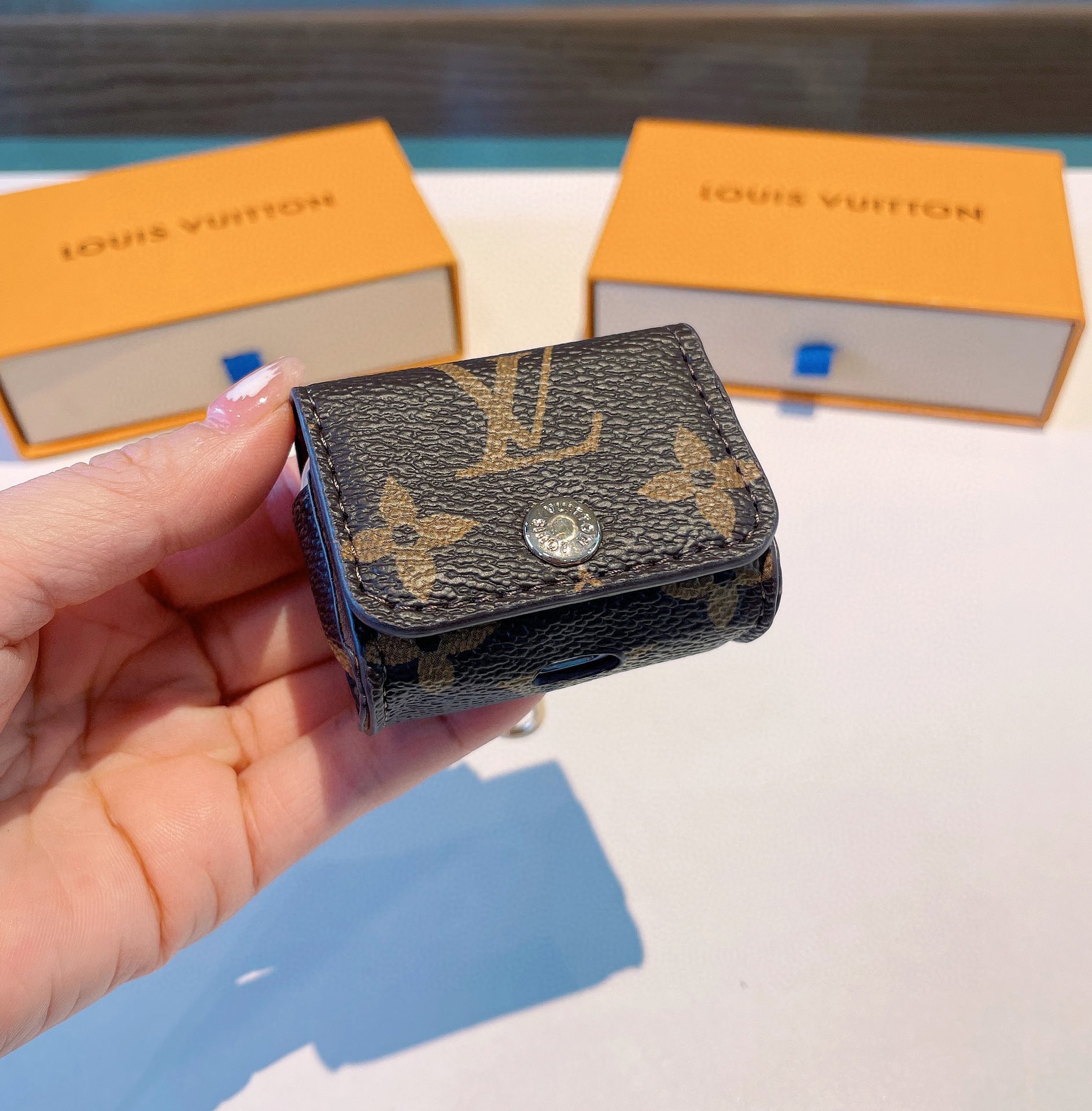 [TOP] Louis Vuitton LV Classic Monogram Leather Airpods Cases Keychain