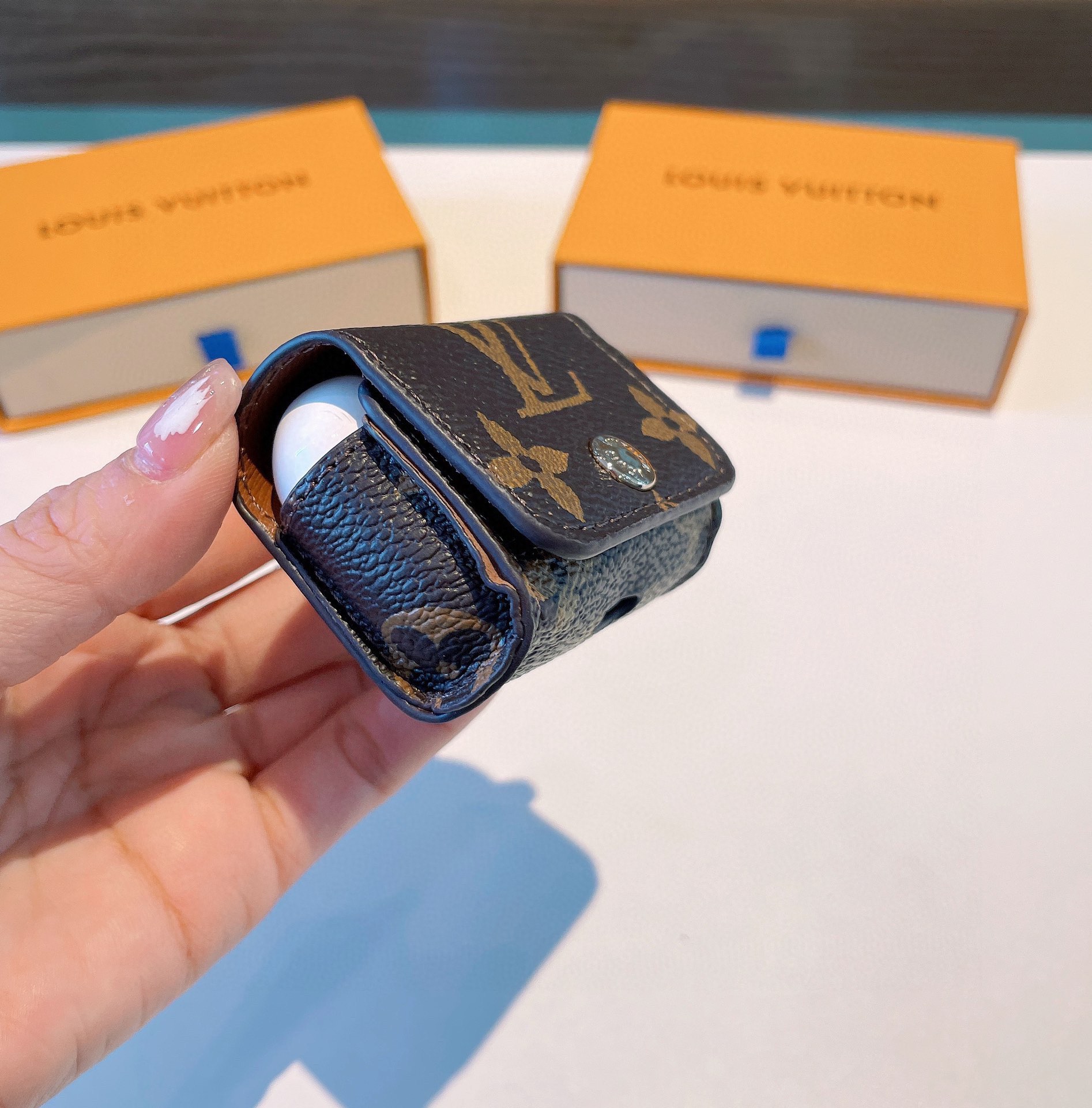 [TOP] Louis Vuitton LV Classic Monogram Leather Airpods Cases Keychain