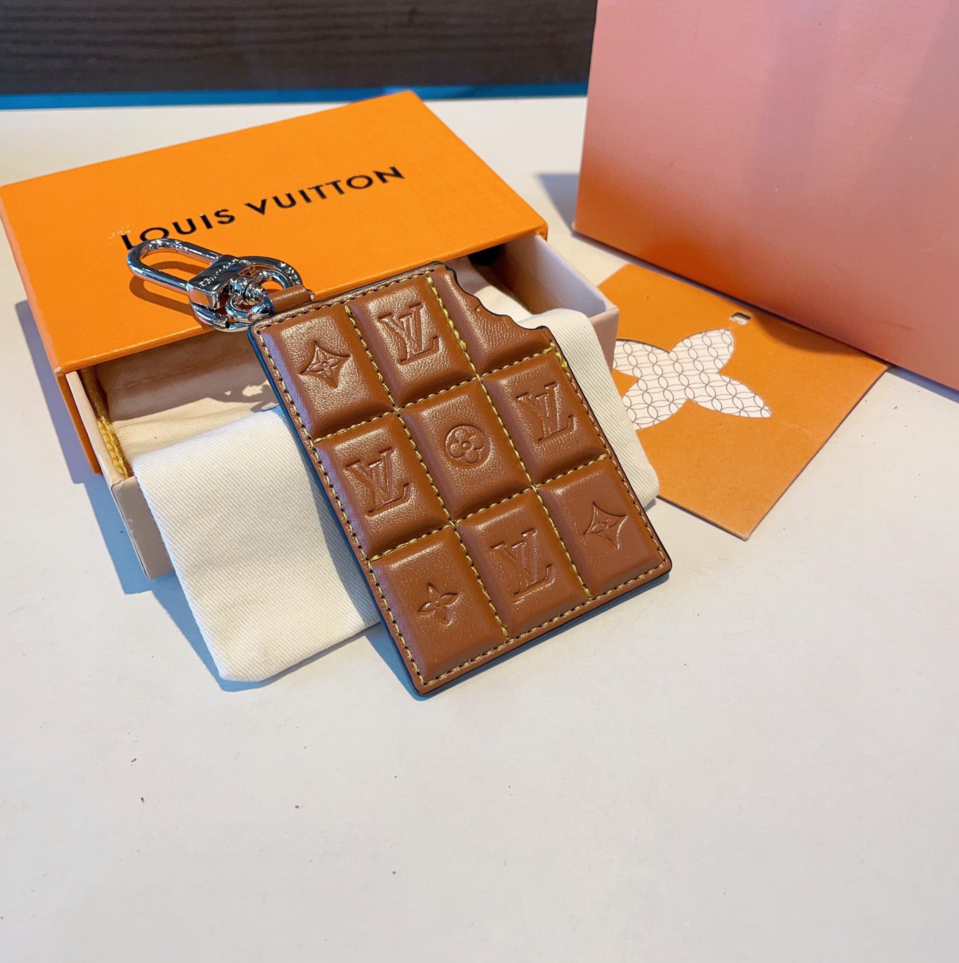 [TOP] Louis Vuitton LV Chocolate Keychain