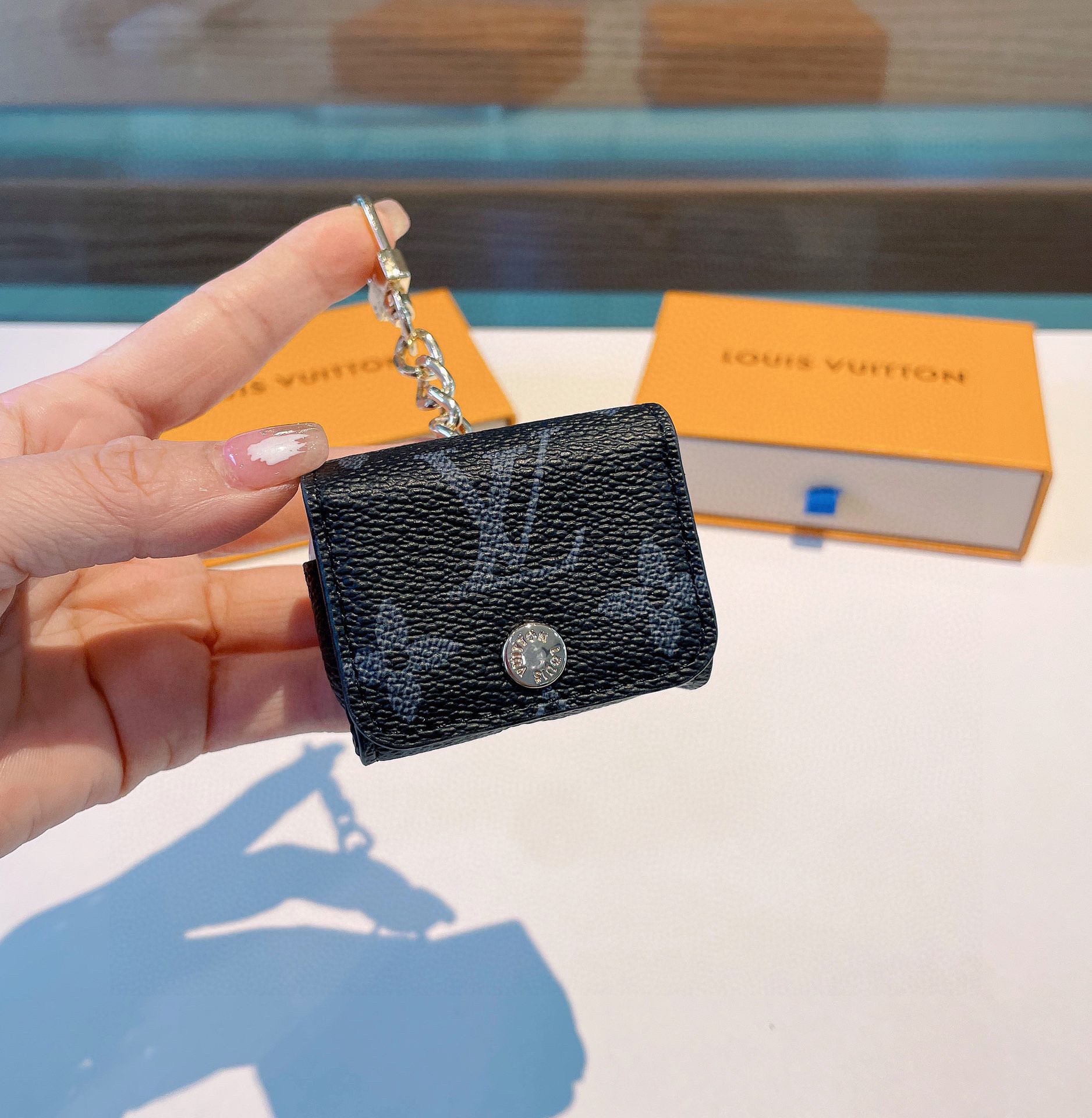 [TOP] Louis Vuitton LV Classic Monogram Leather Airpods Cases Keychain