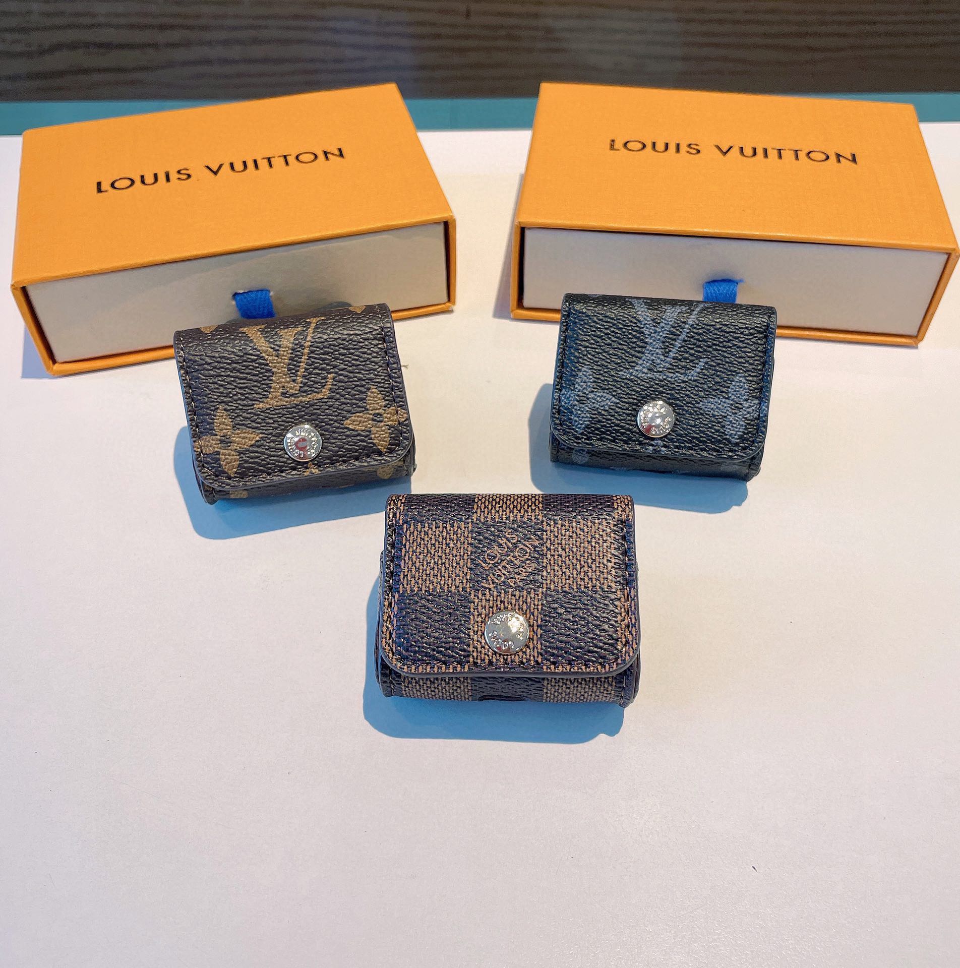 [TOP] Louis Vuitton LV Classic Monogram Leather Airpods Cases Keychain