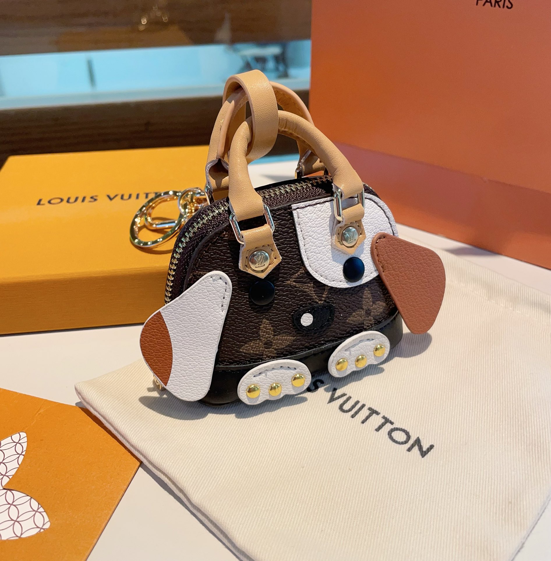 [TOP] Louis Vuitton LV Mini Puppy/Elephant Shell Bag Keychain - Brown
