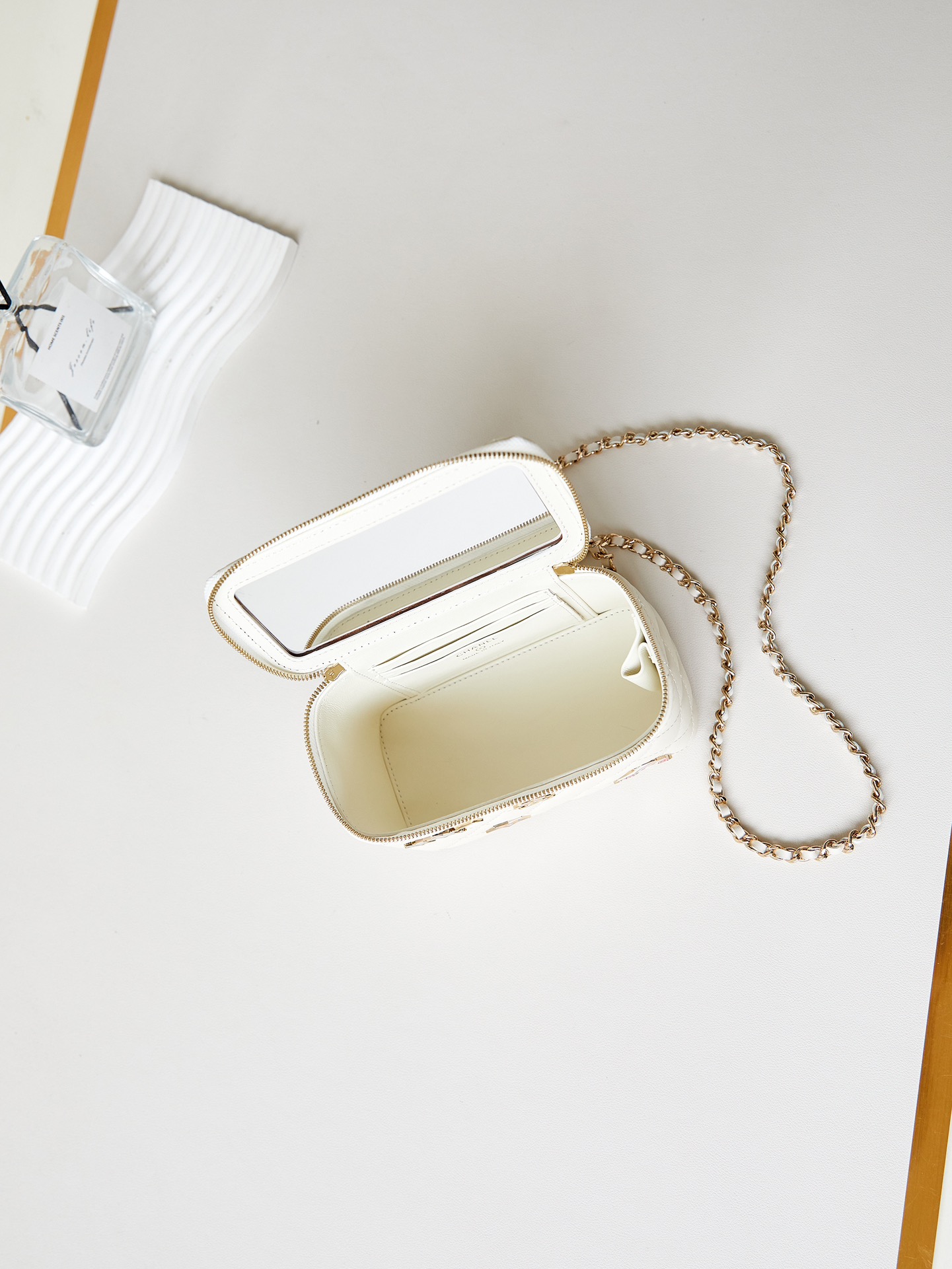 [TOP] CHANEL Small Badge Element 24c Box Bags 9.5×17×8cm - Black/Pink/White