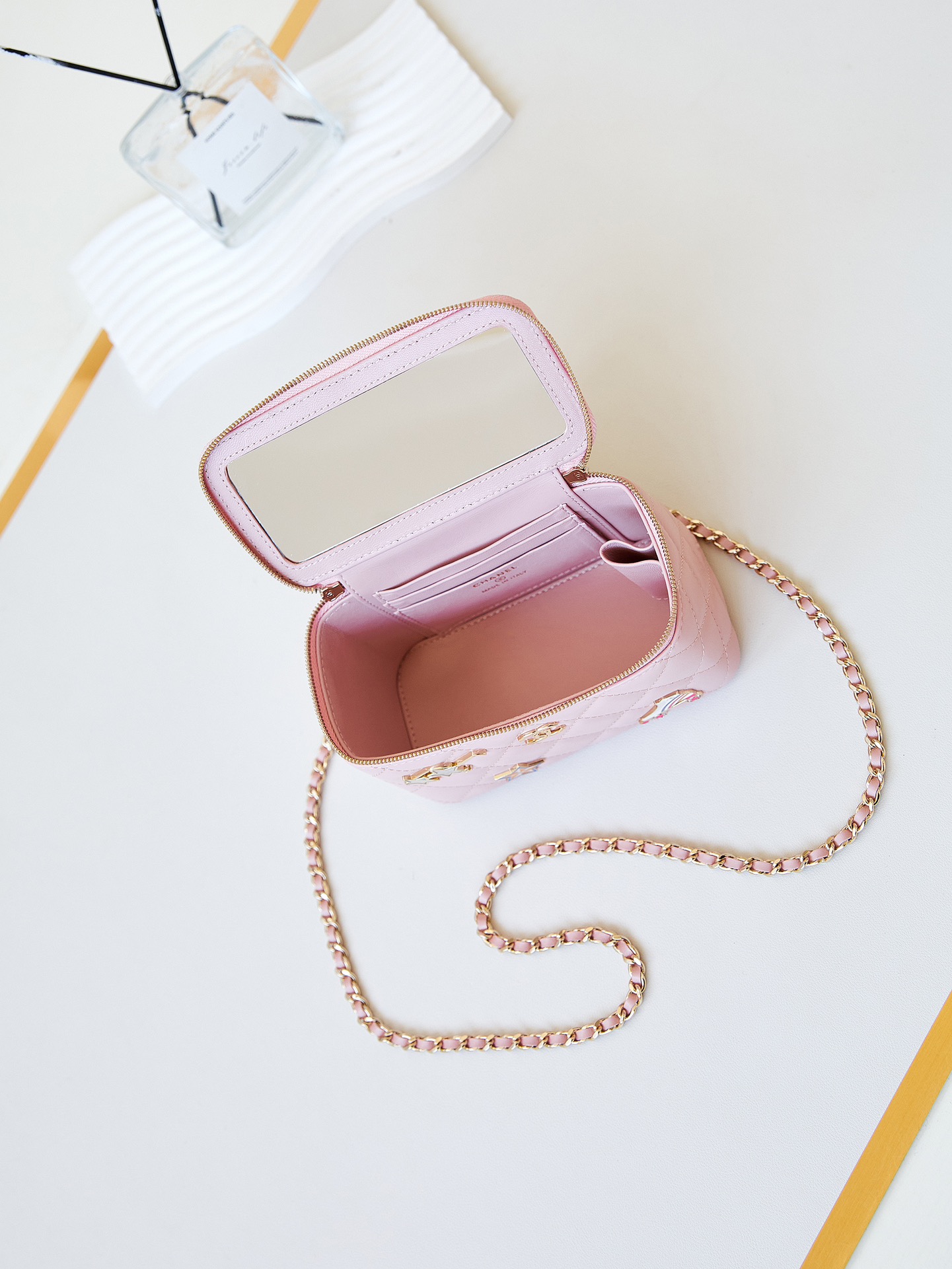 [TOP] CHANEL Small Badge Element 24c Box Bags 9.5×17×8cm - Black/Pink/White