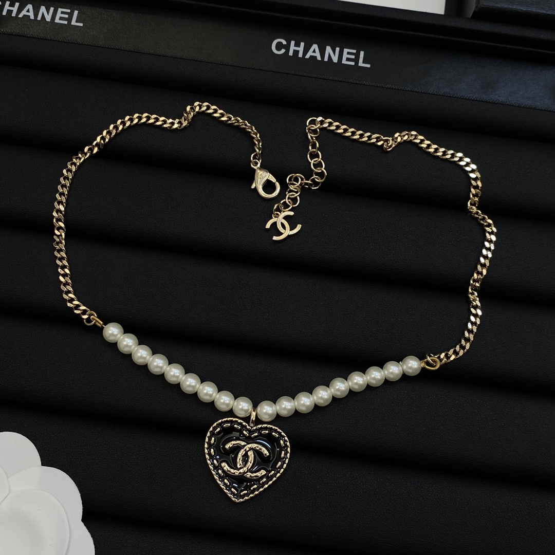 [TOP] CHANEL Sweater Chain with Pearl and Heart Pendant - Gold