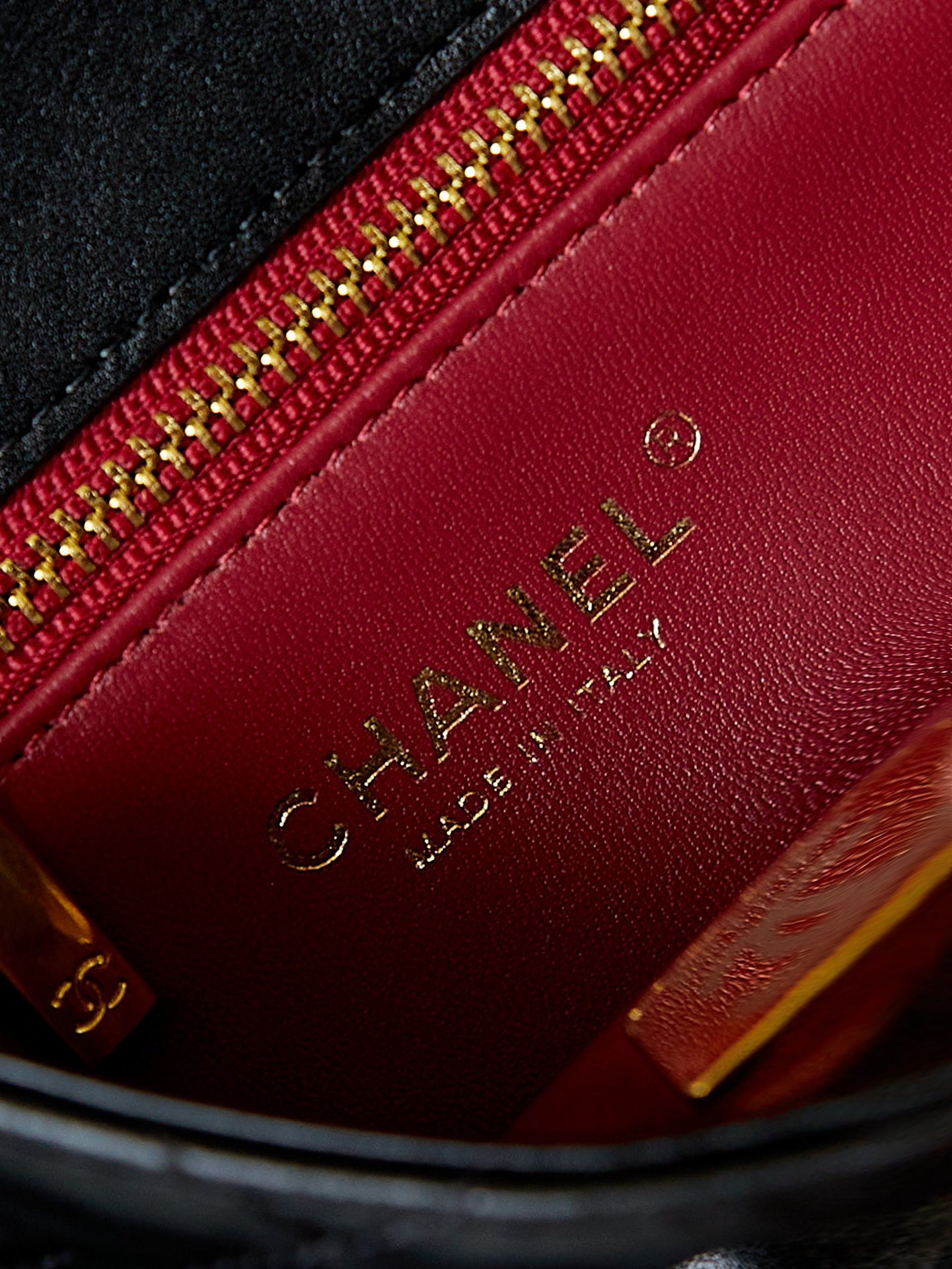 [TOP] CHANEL Black Gold Handle Chain Bag 14×20.5×5CM - Black & GHW