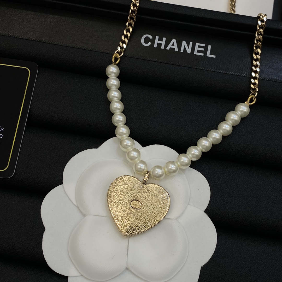 [TOP] CHANEL Sweater Chain with Pearl and Heart Pendant - Gold