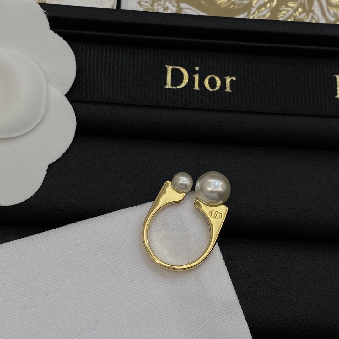 [TOP] Christian Dior Ring with Pearl - Gold