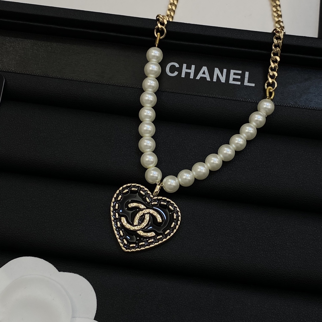 [TOP] CHANEL Sweater Chain with Pearl and Heart Pendant - Gold