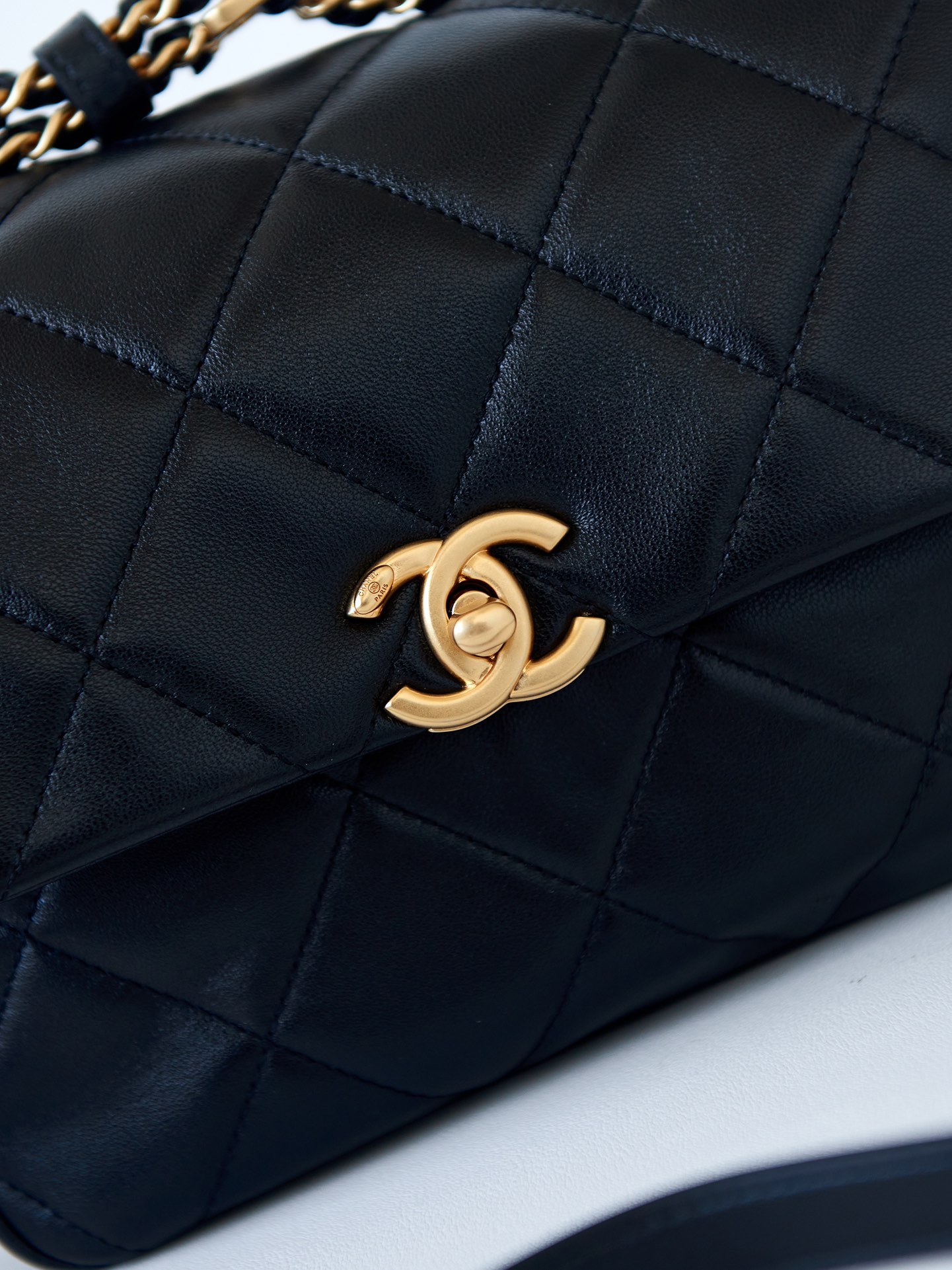 [TOP] CHANEL 23K Lambskin Wide Shoulder Strap Shoulder Bag 12.5×21×5cm - Black&GHW