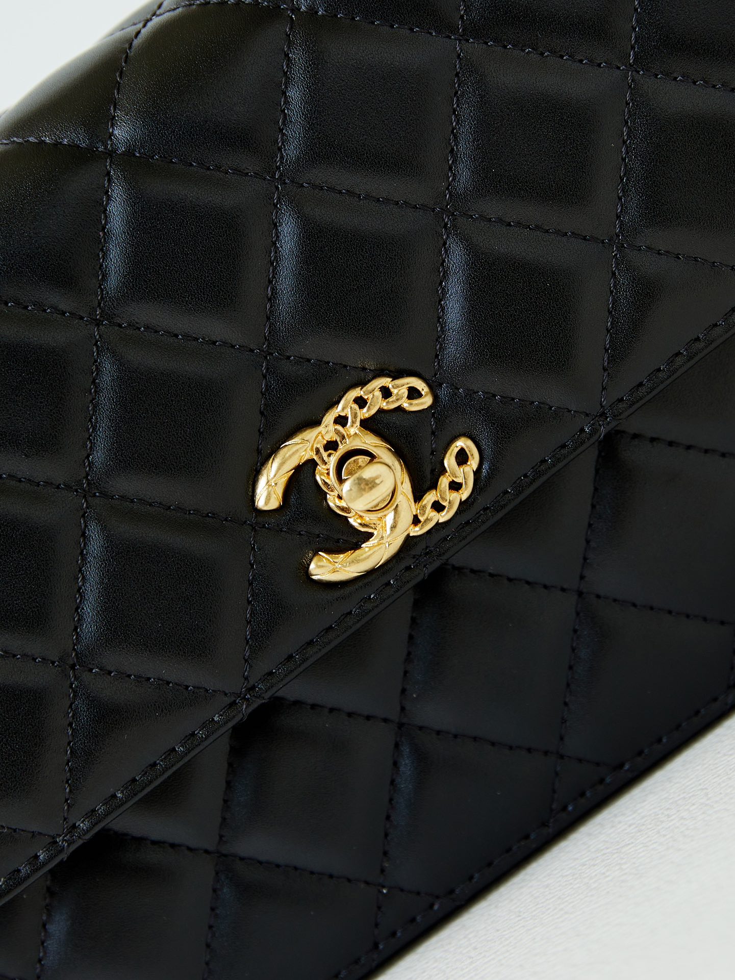 [TOP] CHANEL Black Gold Handle Chain Bag 14×20.5×5CM - Black & GHW