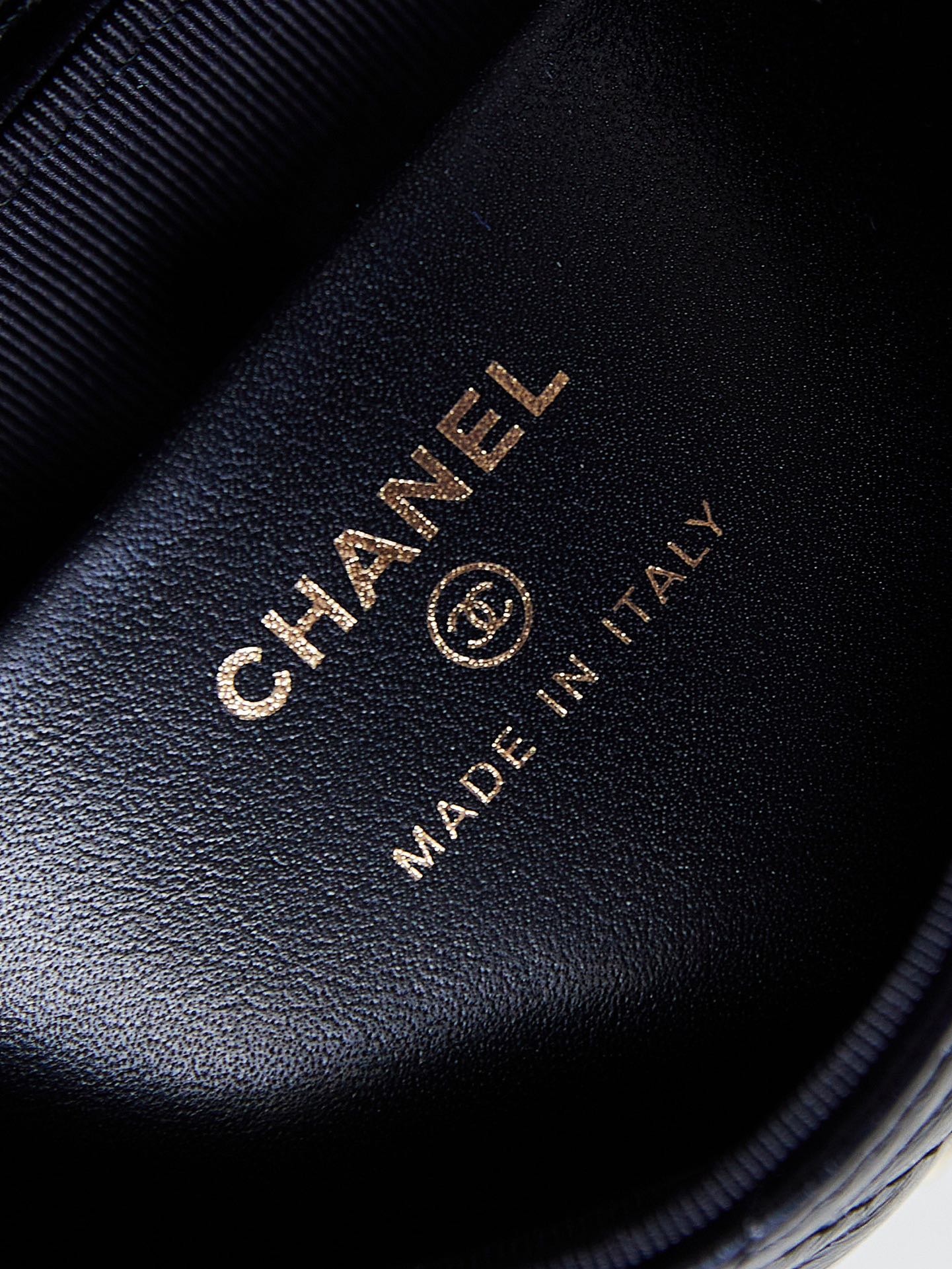 [TOP] CHANEL Calfskin Leather 23A Bag 11×12.5×3.5cm - Black&GHW