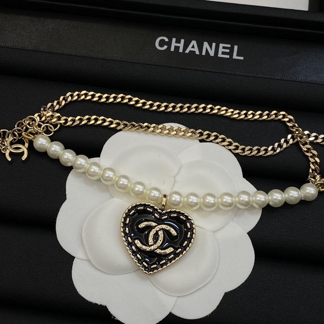 [TOP] CHANEL Sweater Chain with Pearl and Heart Pendant - Gold
