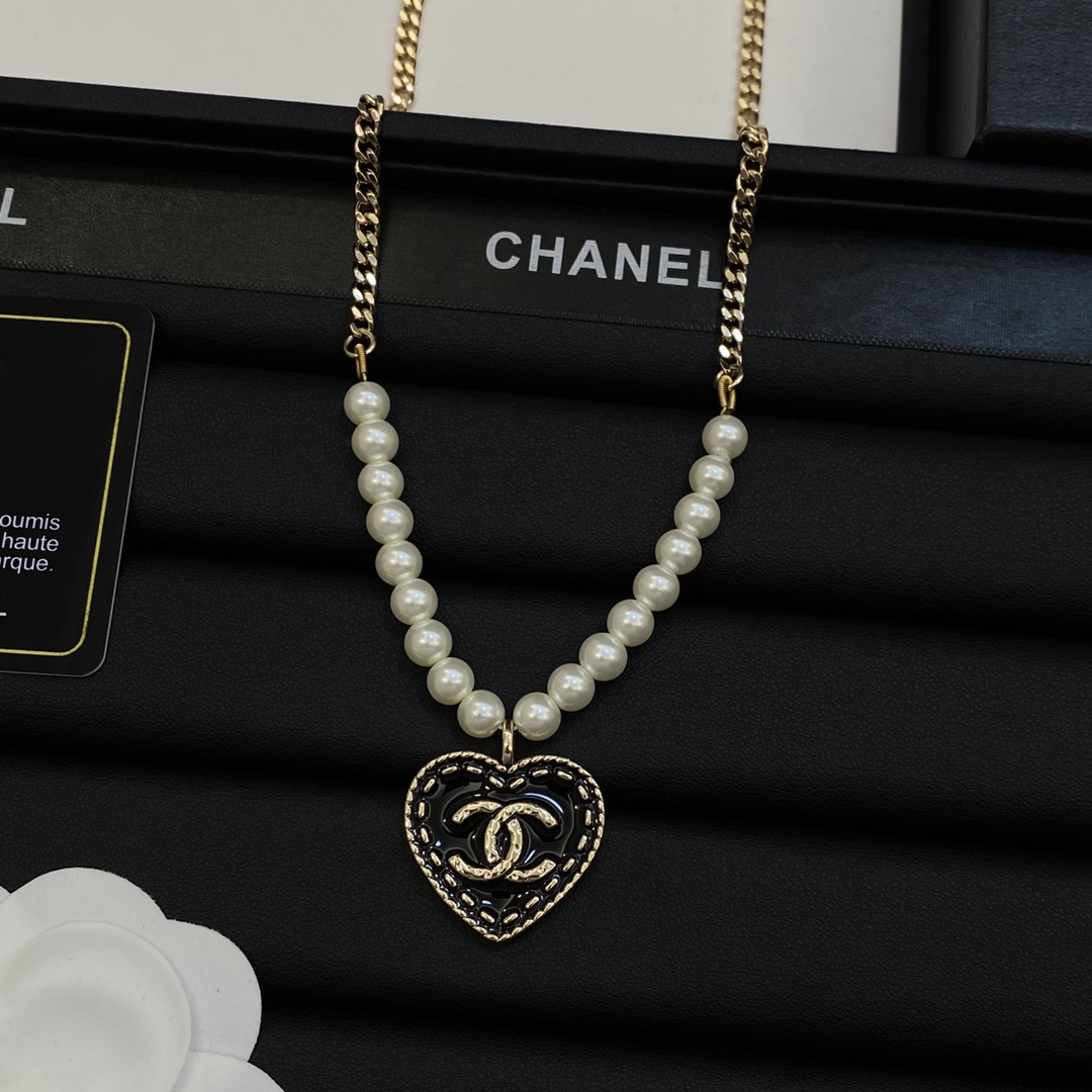 [TOP] CHANEL Sweater Chain with Pearl and Heart Pendant - Gold