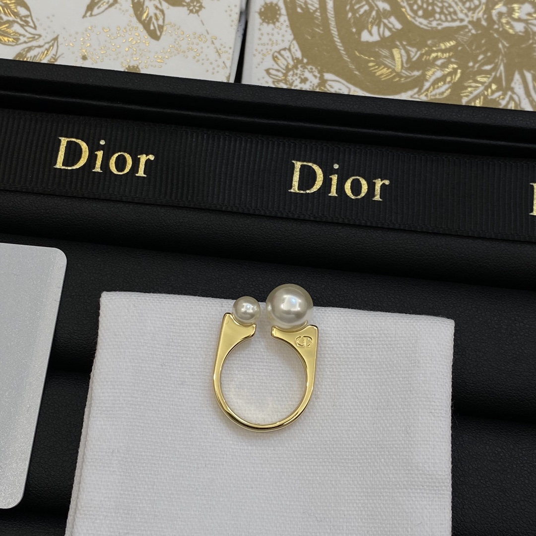 [TOP] Christian Dior Ring with Pearl - Gold