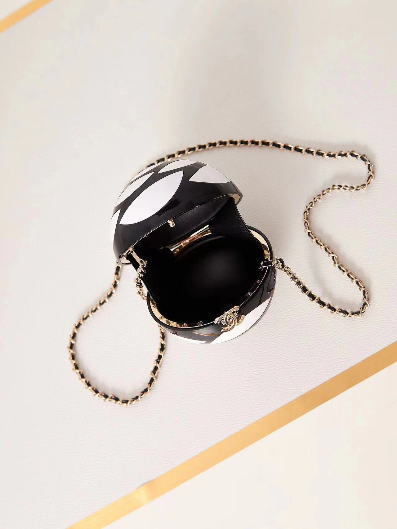 [TOP] CHANEL 𝐂𝐡𝐚𝐧𝐞𝐥 𝐒𝐒 2023 Evening Bag - Black