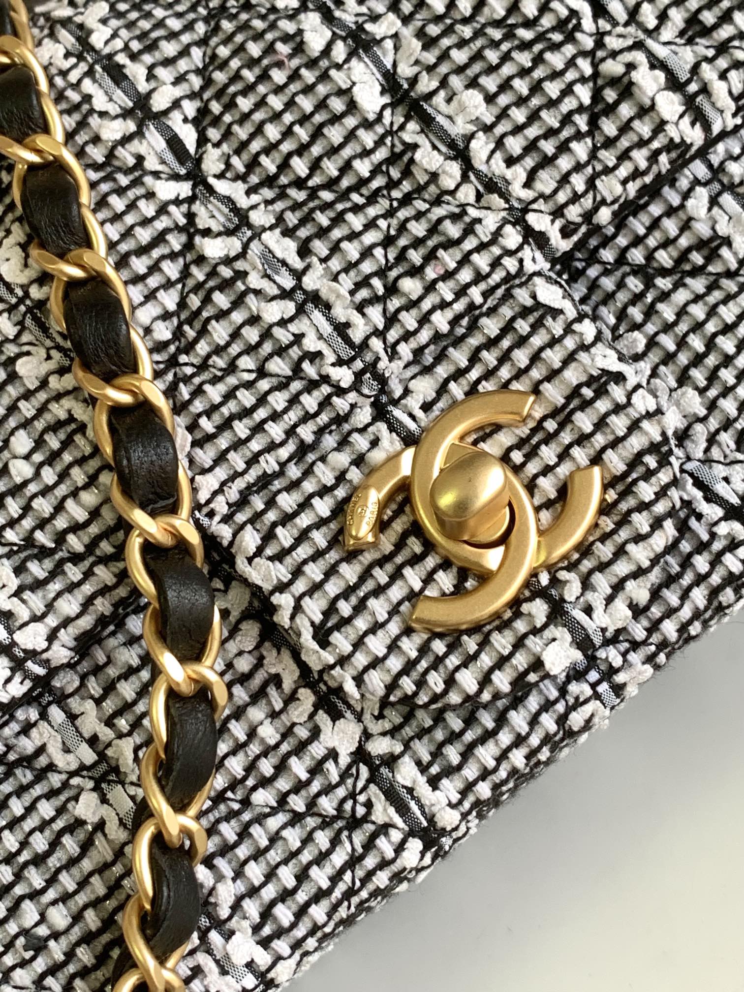 [TOP] CHANEL Black And White Striped Fabric Pearl Bags - 18*13*7cm/20*15*7cm - GHW